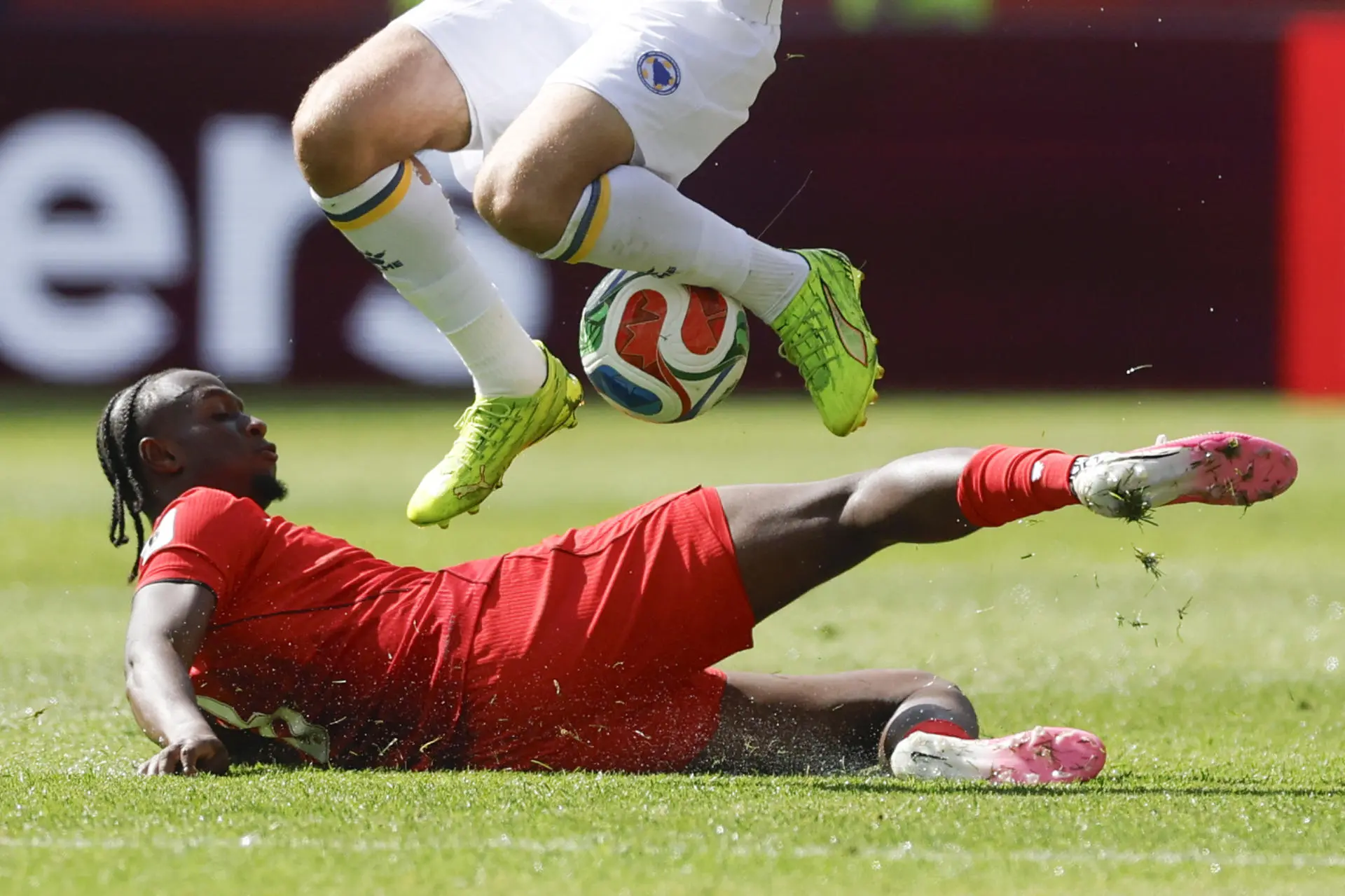 Larin marca e garante empate entre Canadá e Bósnia