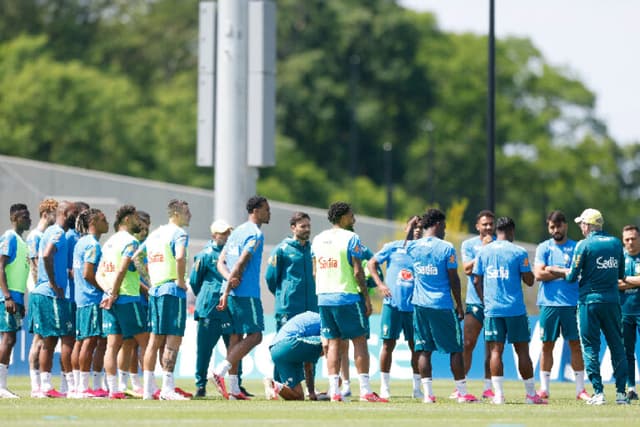 Ibañez e Paquetá treinam e são cotados para estreia na Copa