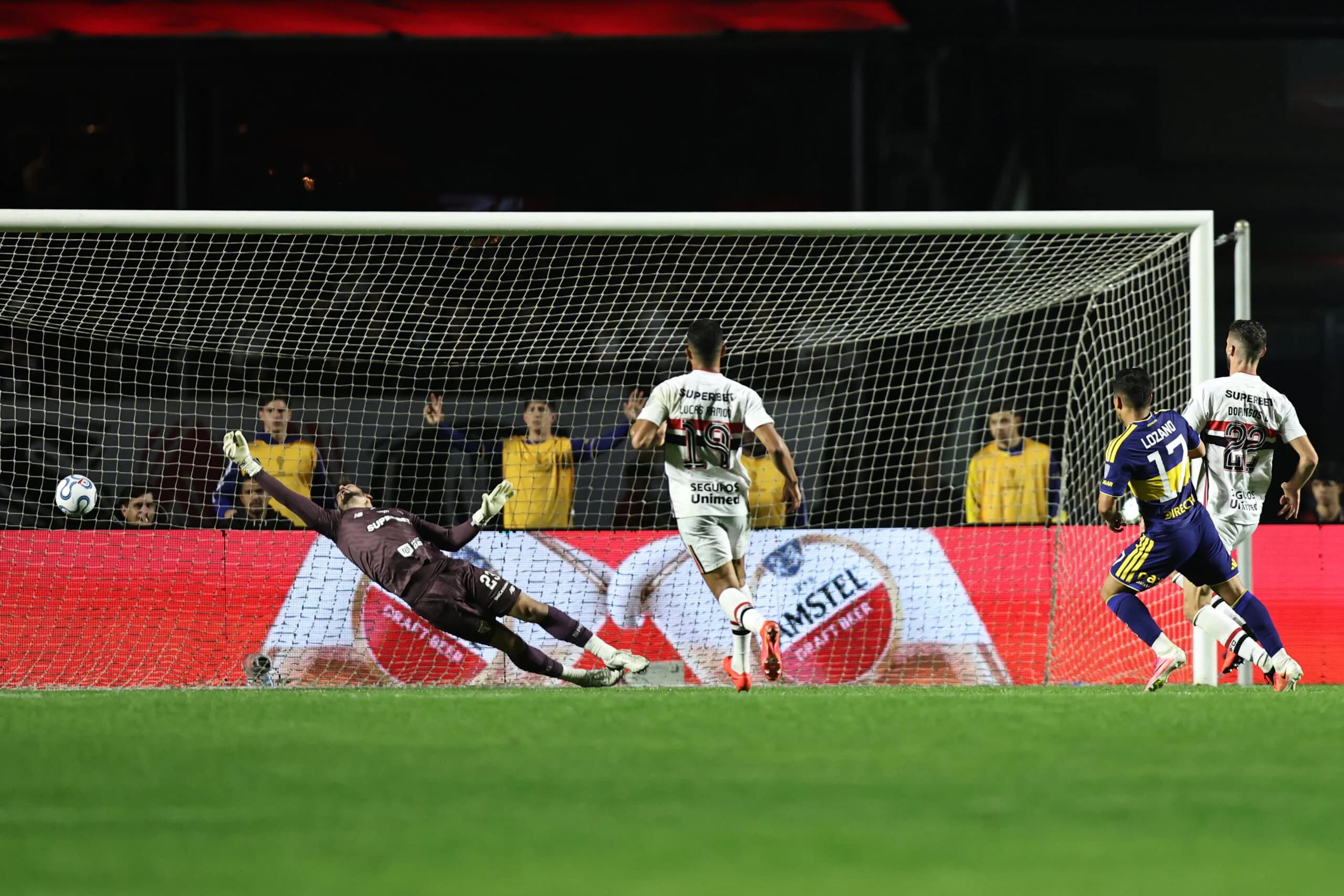 Rafael não pôde evitar gol do Boca Juniors contra o São Paulo - EFE/ Isaac Fontana