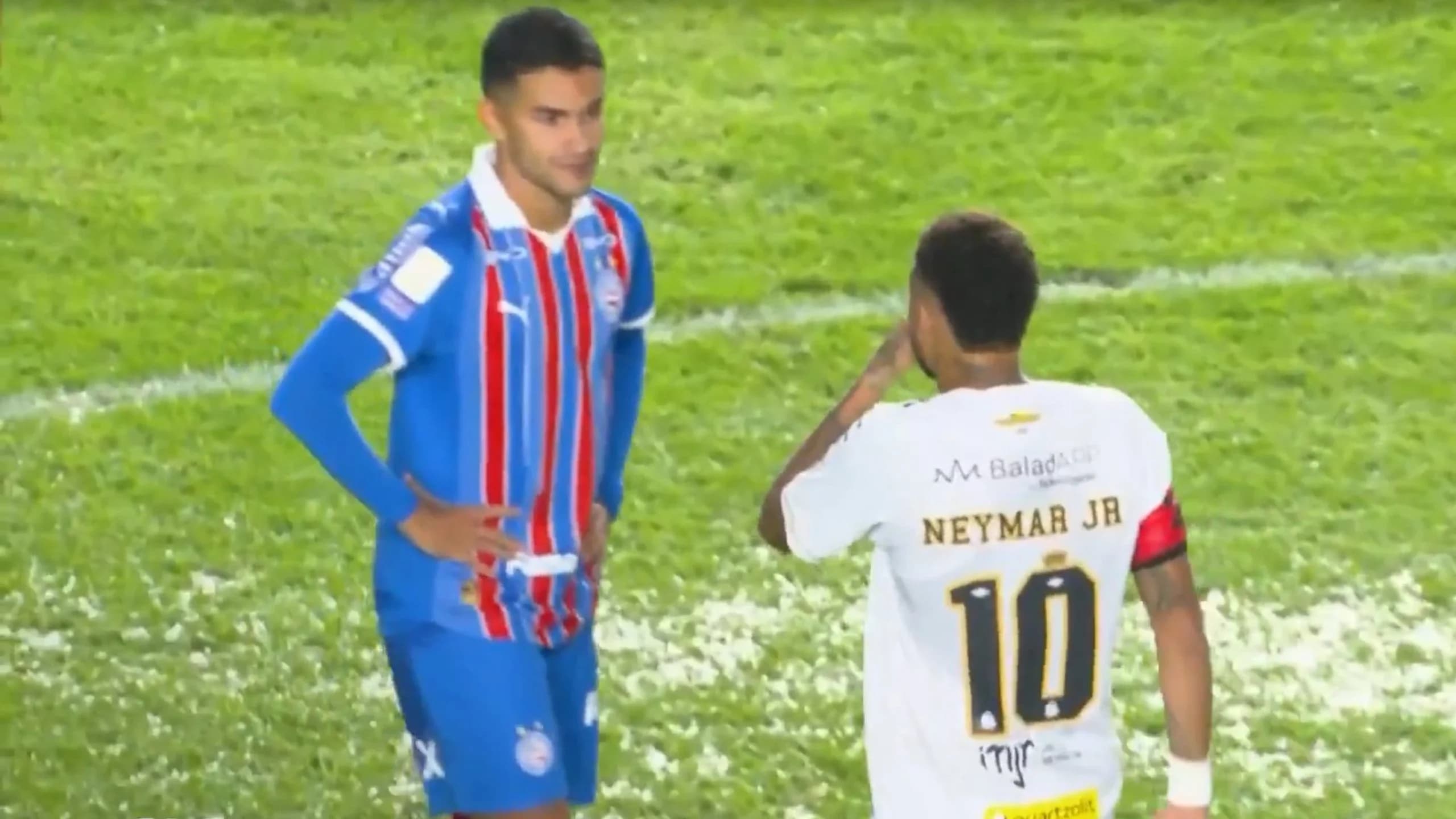 Neymar coloca a mão na boca ao discutir com Rodrigo Nestor