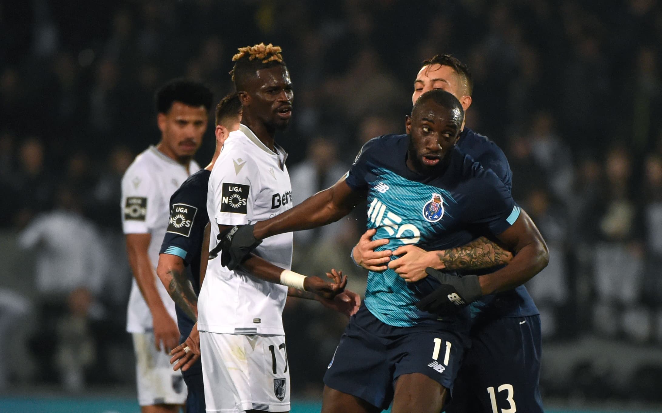 Colegas tentaram convencer Marega, do Porto, a não deixar o campo