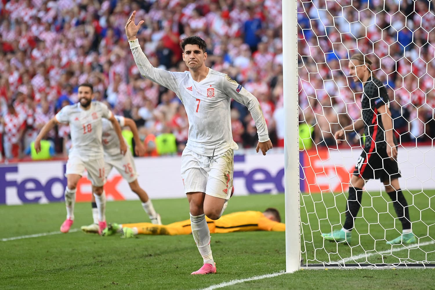 Álvaro Morata comemorando gol da Espanha sobre a Croácia -