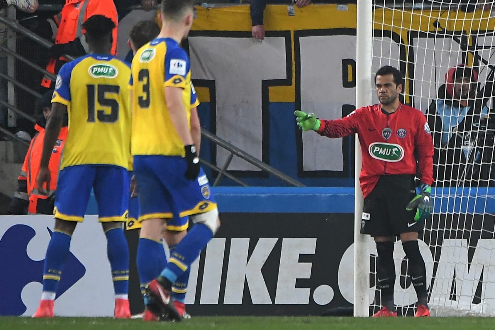 Daniel Alves atua de goleiro no PSG