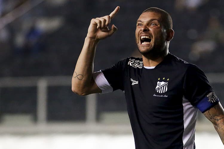 Guilherme Mattis, do Bragantino, comemora gol contra o Santos, pelo Campeonato Paulista, na Vila Belmiro