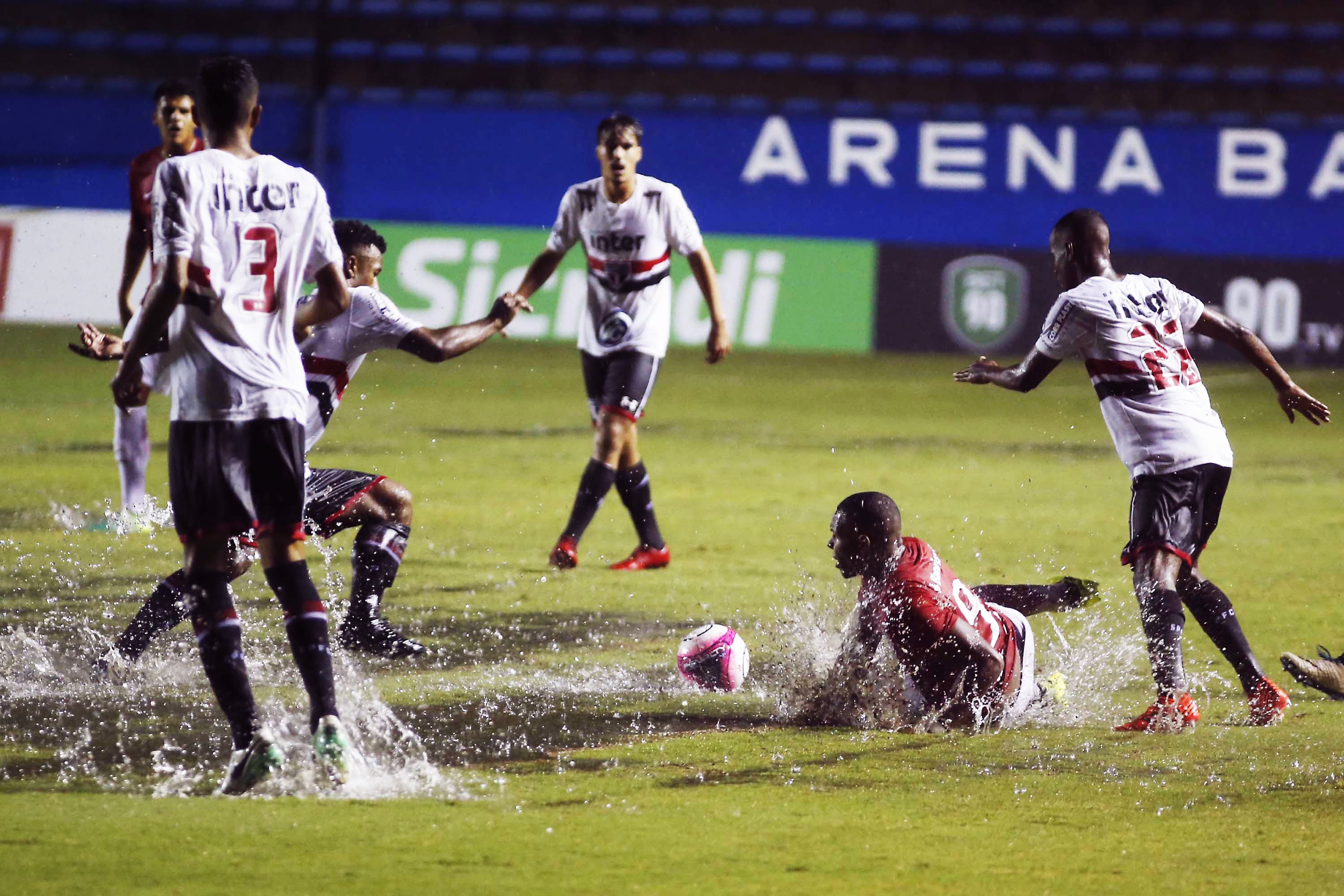 Chuva adia a partida entre Internacional e São Paulo, em Barueri