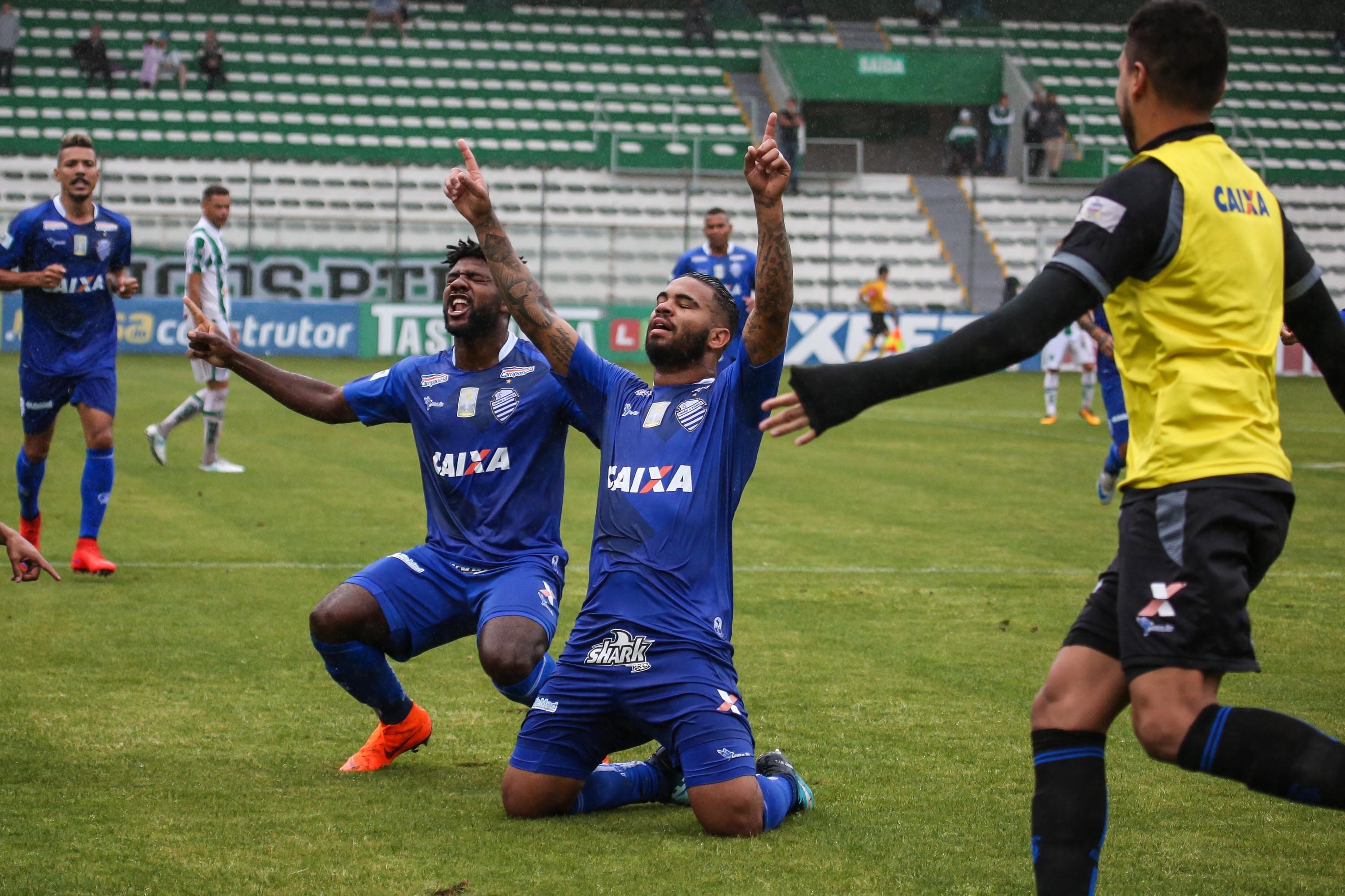 Jogador Jhon Clay do CSA comemora gol durante a partida entre Juventude RS e CSA AL, válida pela Série B do Campeonato Brasileiro 2018 no Estádio Alfredo Jaconi em Caxias do Sul (RS), neste sábado (24).