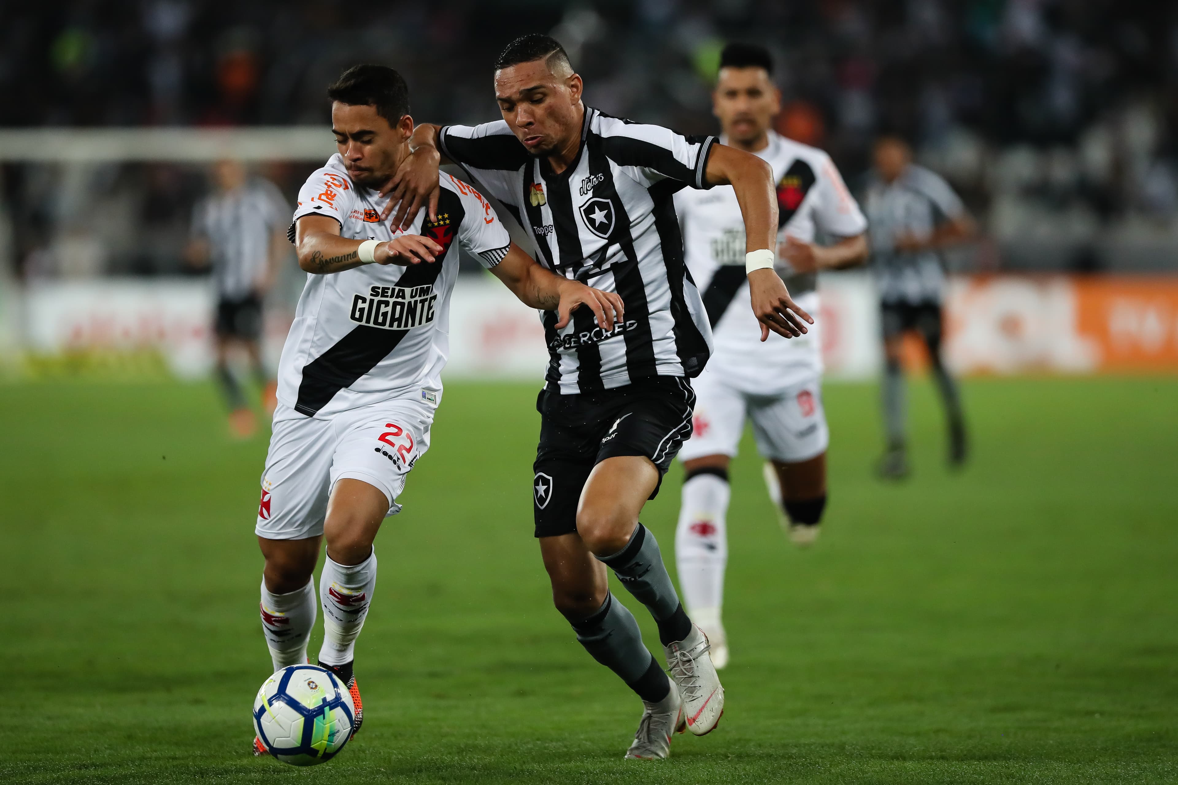 Yago Pikachu, do Vasco, e Luiz Fernando, do Botafogo, durante partida entre as equipes realizada no estádio Nilton Santos