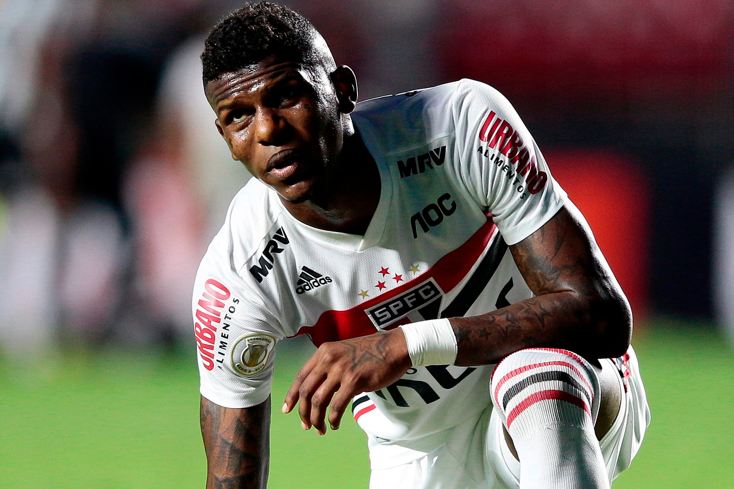 Arboleda, do São Paulo, em lance na partida contra o Botafogo, válida pela primeira rodada do Campeonato Brasileiro 2019 no Morumbi