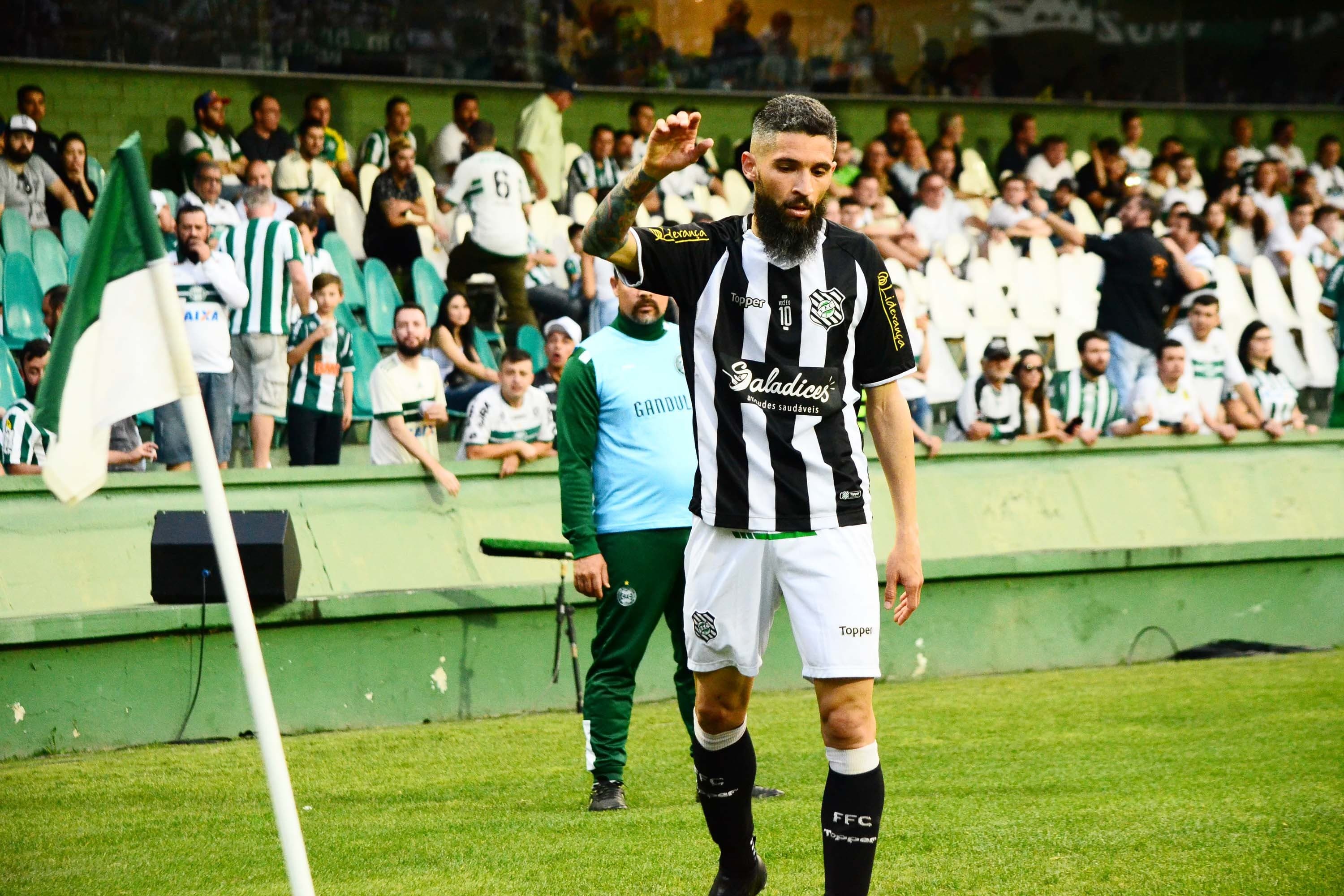 Jogador Tony durante a partida entre Coritiba PR e Figueirense SC, válida pela Série B do Campeonato Brasileiro 2019, no Estádio Couto Pereira em Curitiba (PR) – 10/08/2019