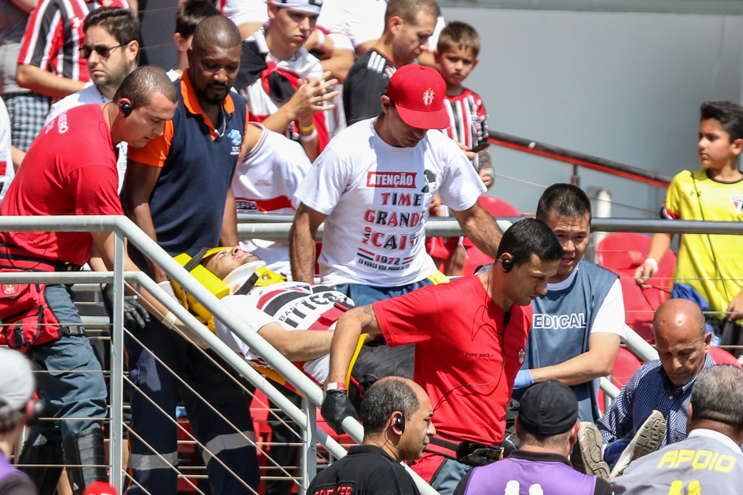 Torcedor cai da arquibancada e recebe atendimento médico durante jogo entre São Paulo e Grêmio, em partida válida pelo campeonato Brasileiro 2019, no estádio do Morumbi – 31/08/2019