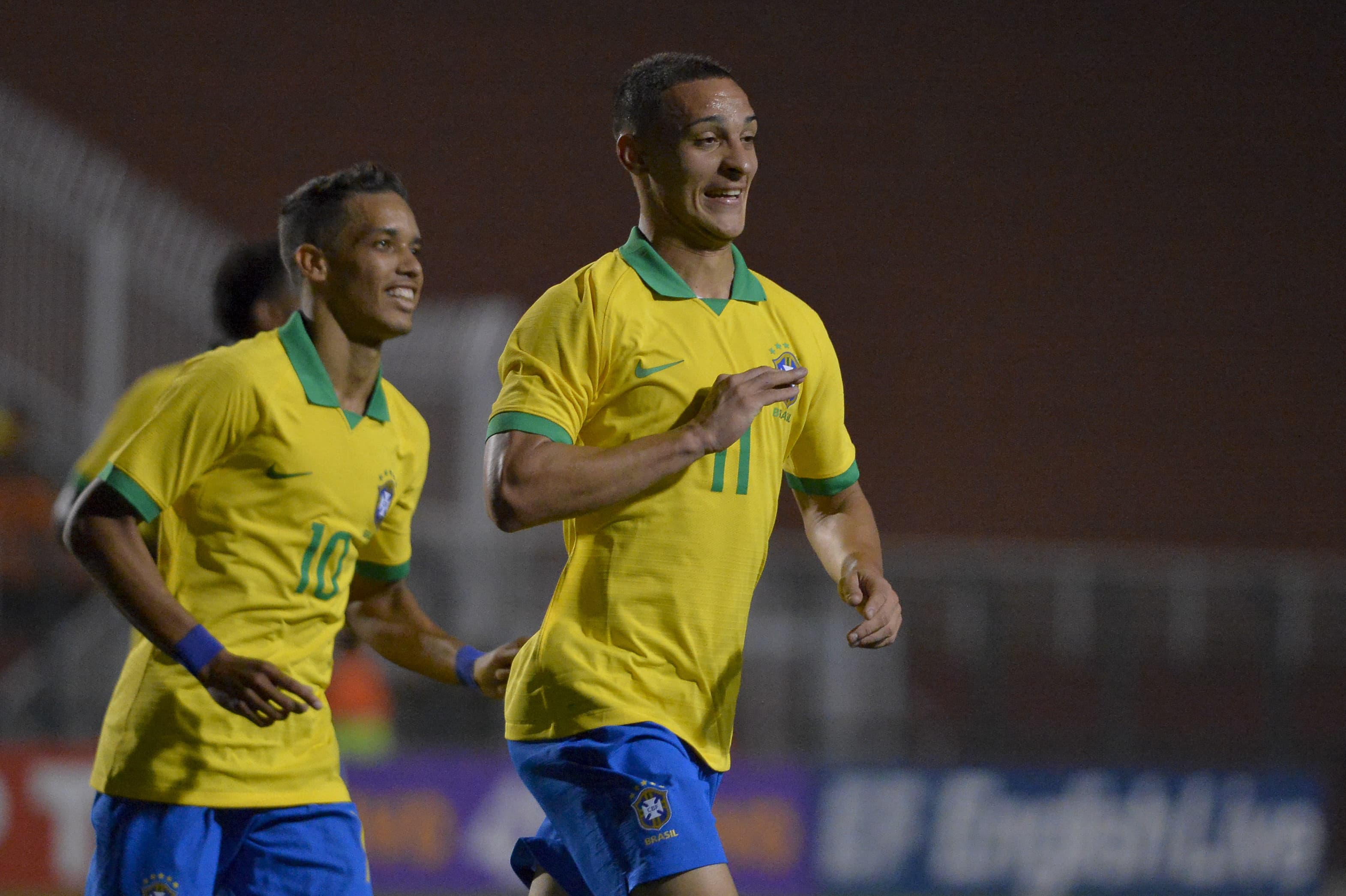 Antony comemora seu gol com Pedrinho durante amistoso da seleção olímpica contra a Chile, no Pacaembu
