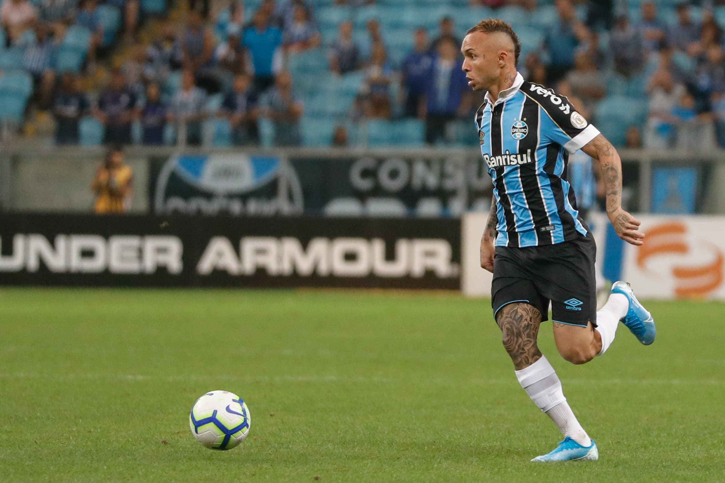 O atacante Everton em ação pelo Grêmio