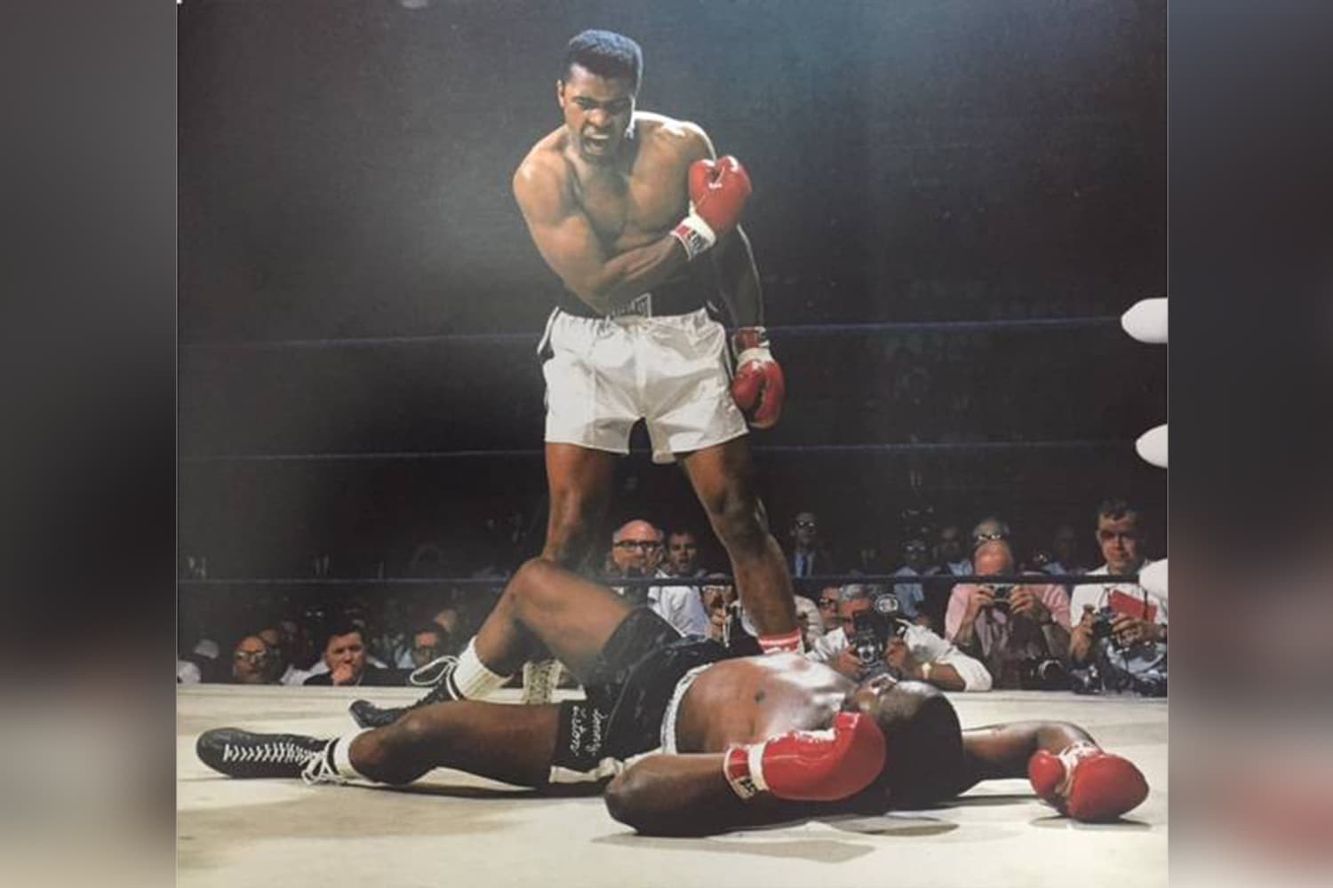 Mohammad Ali nocauteando Sonny Liston