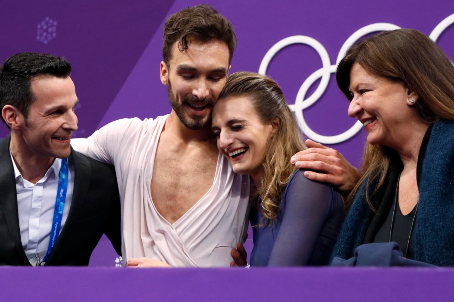 Gabriella Papadakis e Guillaume Cizeron, da França, se emocionam após conquistar a medalha de prata nos Jogos Olímpicos de Inverno