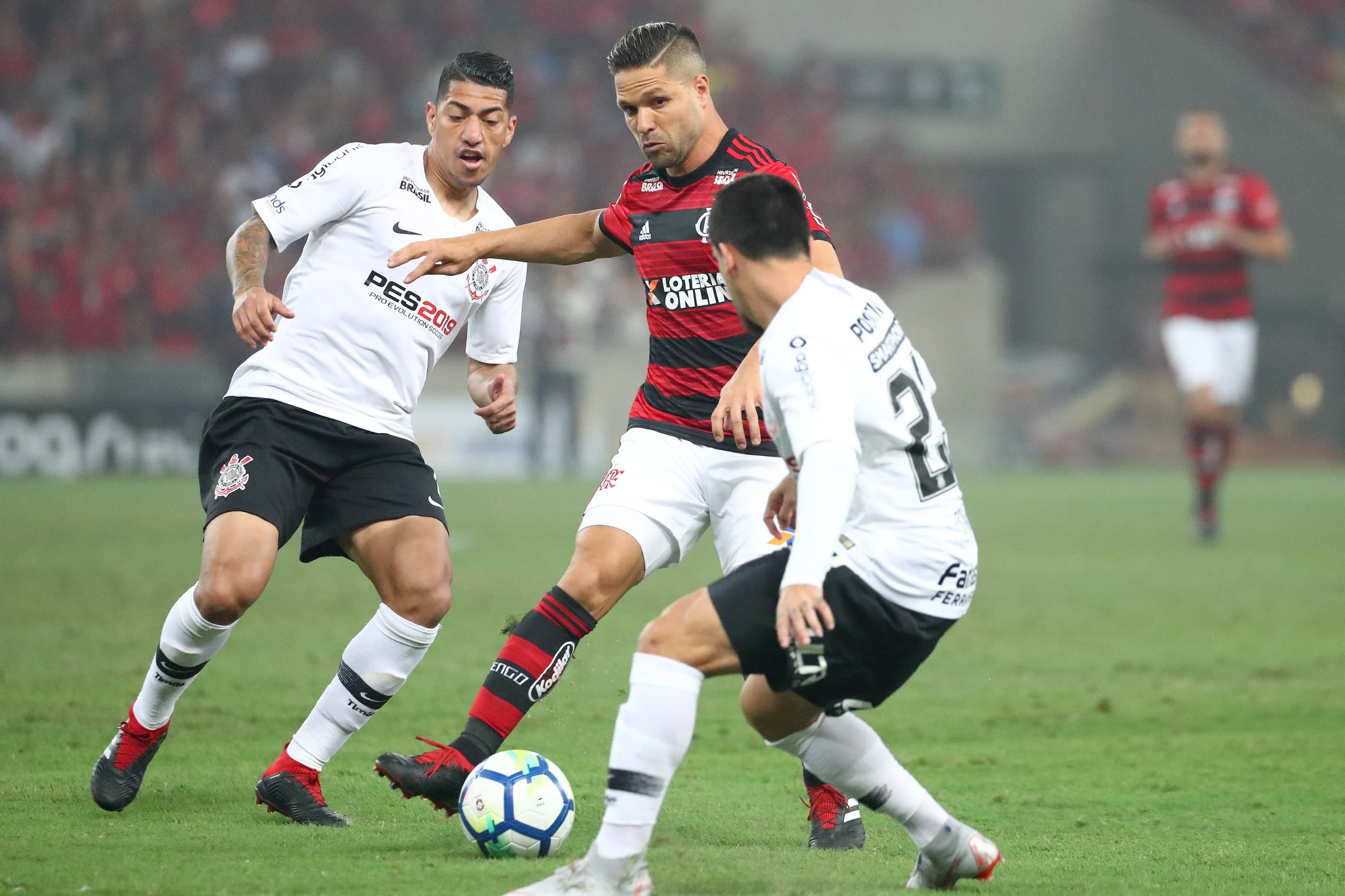 Diego do Flamengo é marcado por Ralf e Fagner do Corinthians em partida válida pela semifinal da Copa do Brasil no Maracanã