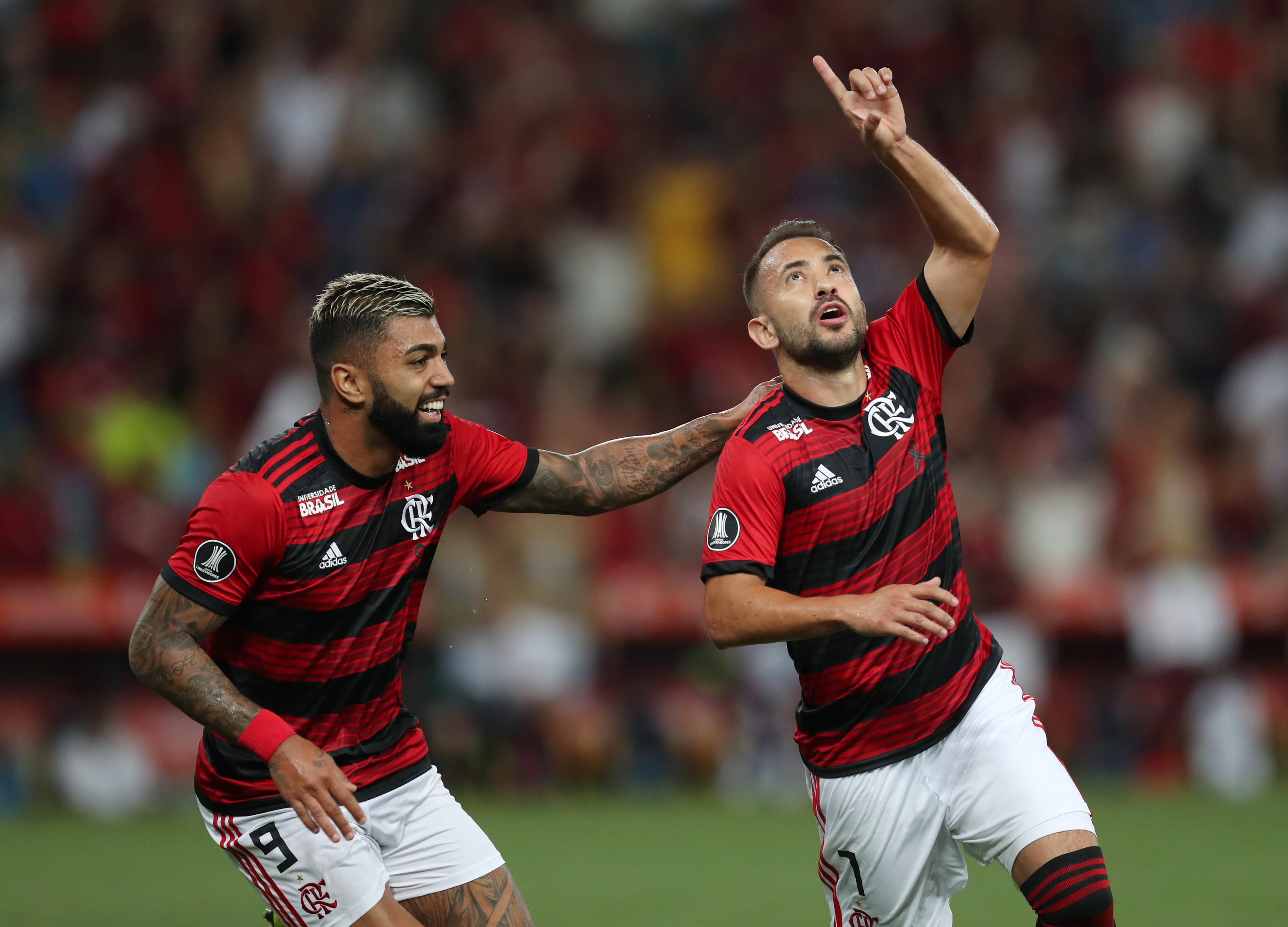 Everton Ribeiro comemora gol do Flamengo marcado contra a LDU, no Maracanã