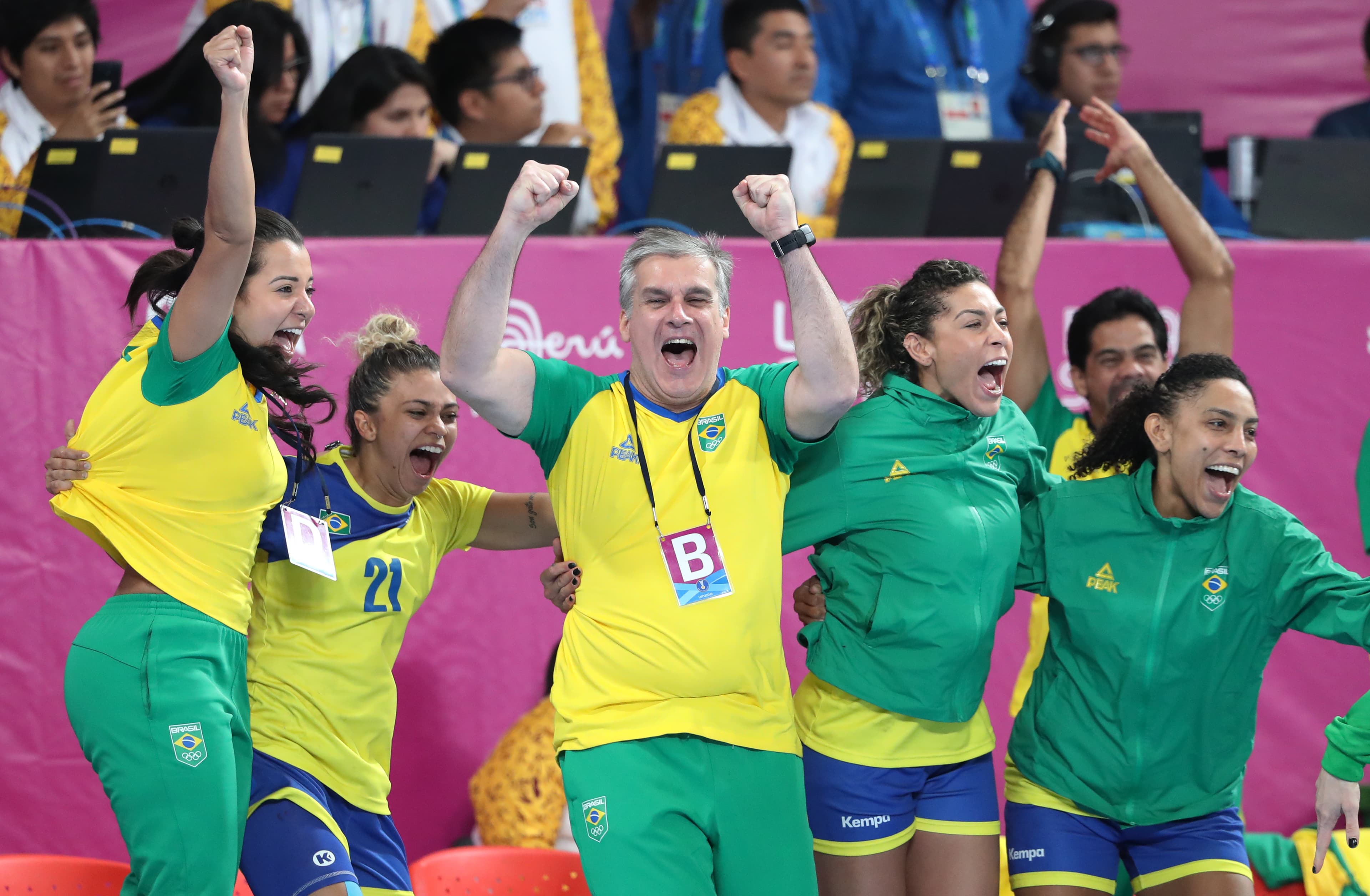 O técnico do Brasil, Jorge Duenas, comemora depois que sua equipe derrotou a Argentina e garantiu a medalha de ouro pelo Handebol Feminino