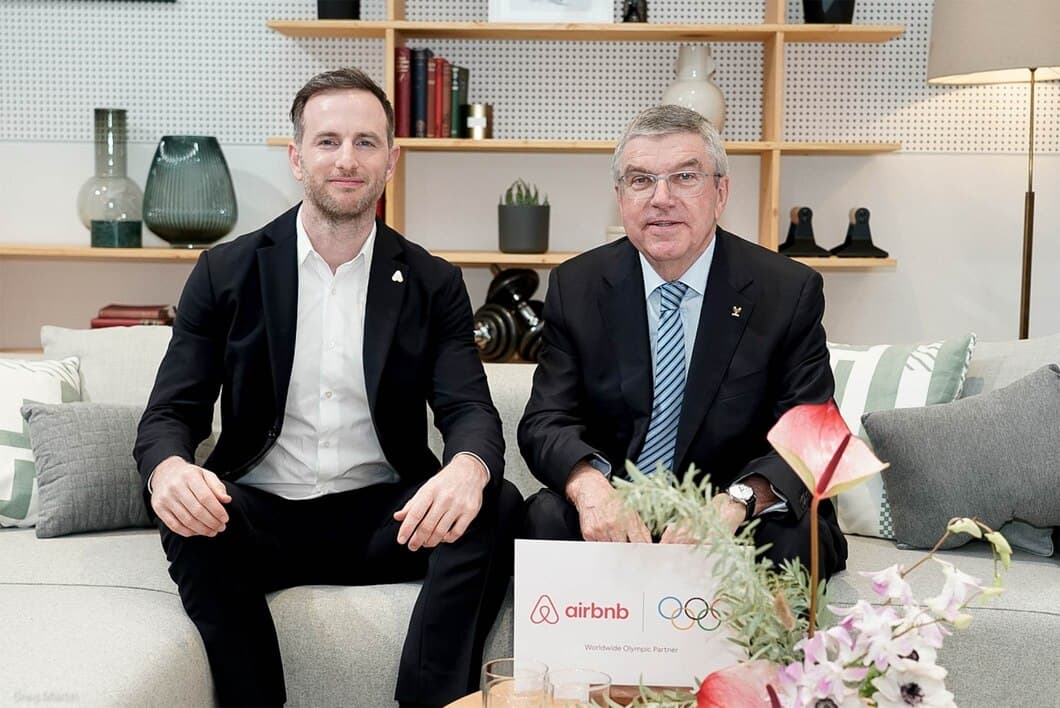 Joe Gebbia, co-fundador do Airbnb, ao lado de Thomas Bach, presidente do COI