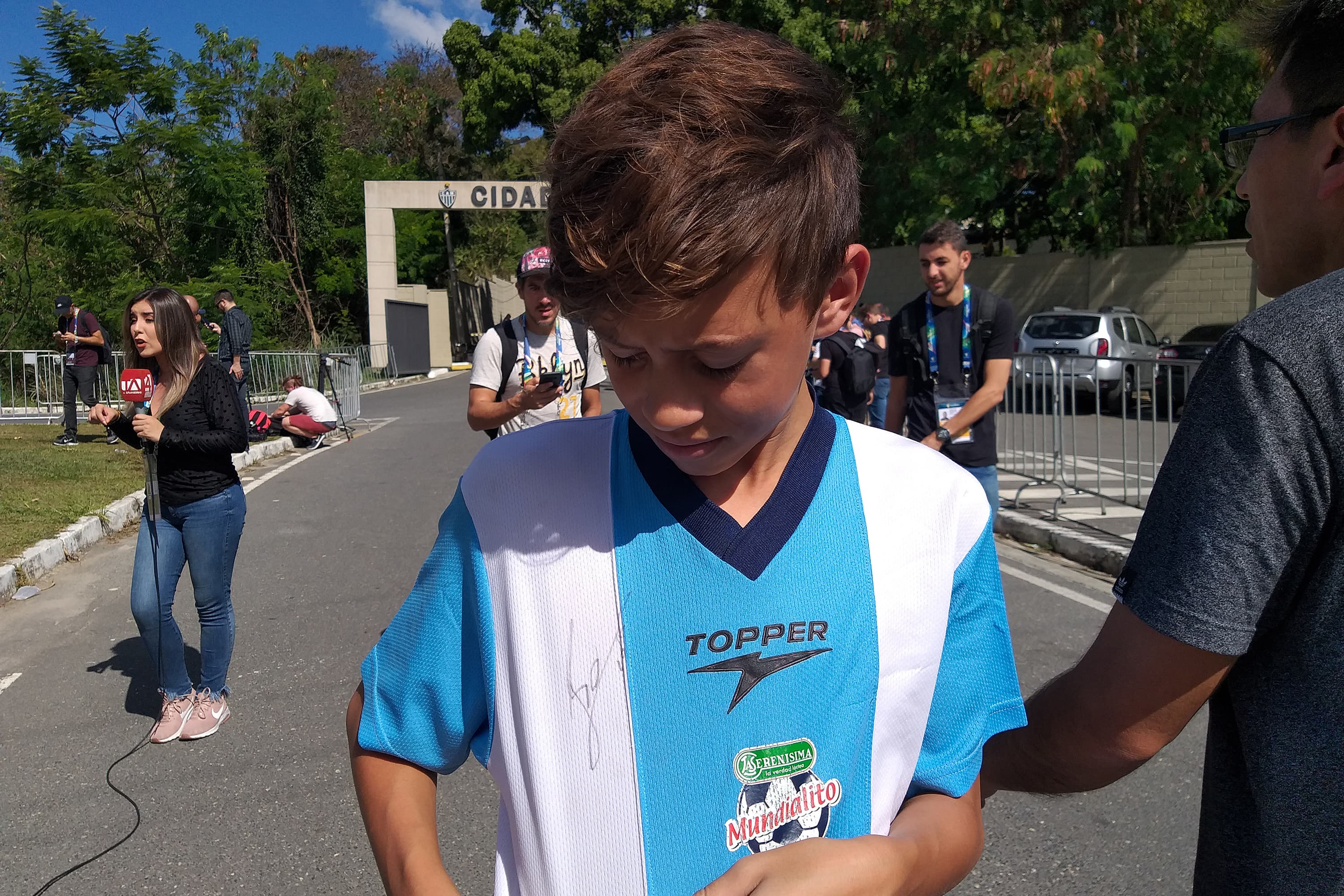 Tobias Miguel Olaechea, de 14 anos, furou bloqueio policial no hotel para abraçar o Messi.
