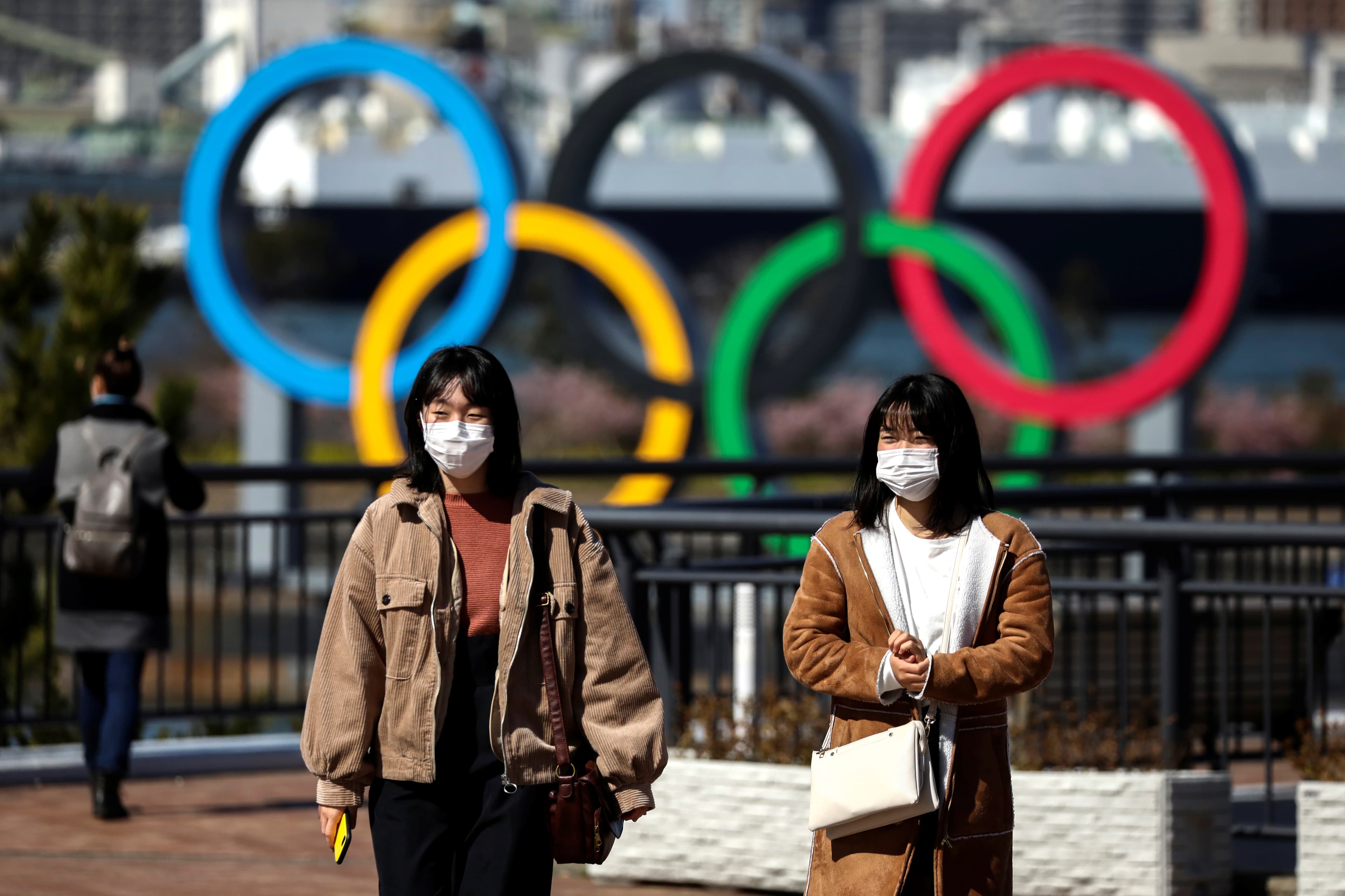 Japoneses usam máscaras no Odaiba Marine Park em Tóquio, Japão, durante surto de coronavírus – 27/02/2020