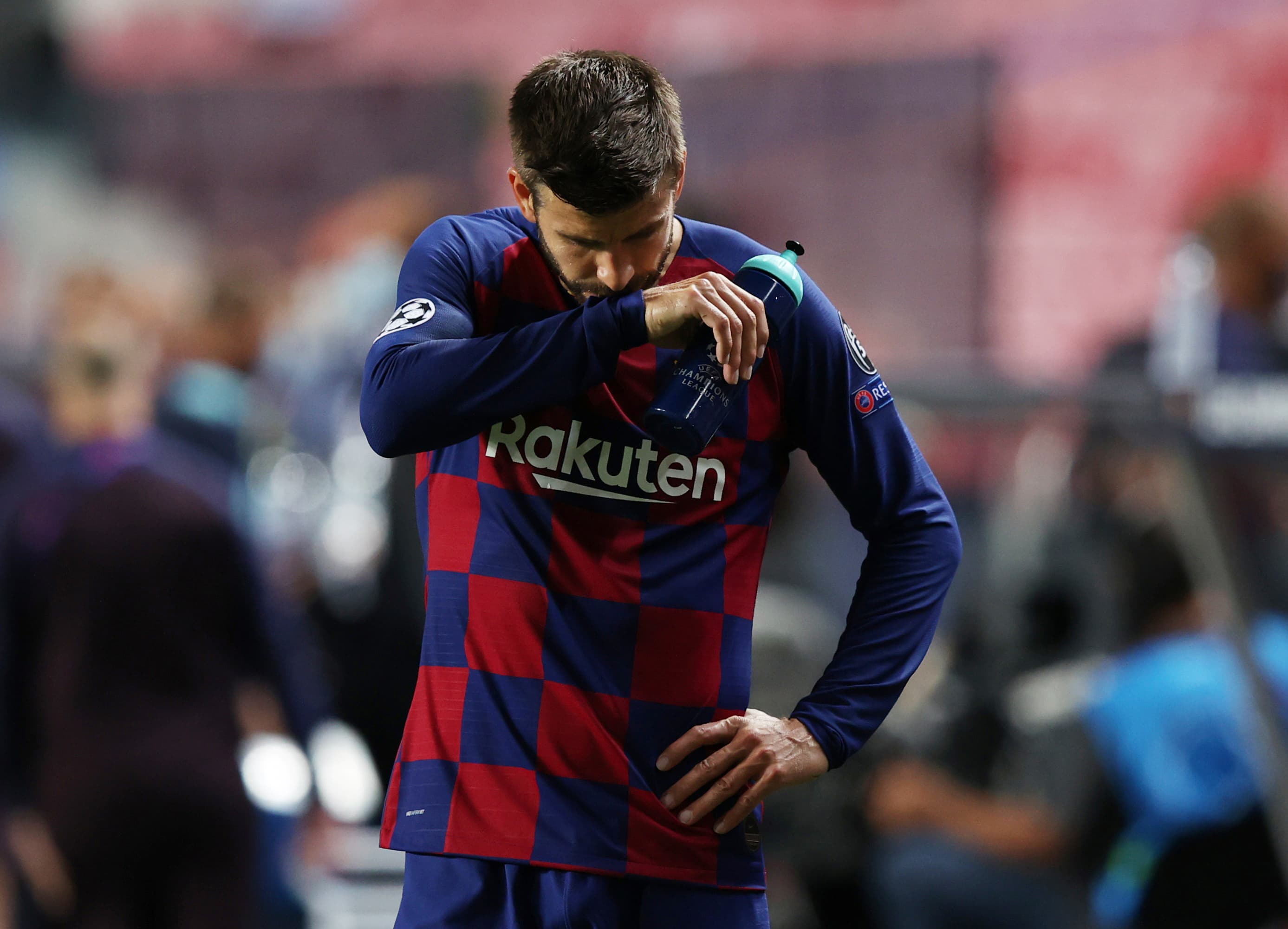 O zagueiro Piqué desconsolado durante a goleada do Bayern por 8 a 2 sobre o Barcelona nas quartas de final da Liga dos Campeões – 14/8/2020