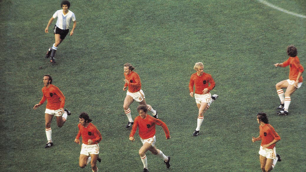 A 'Laranja Mecânica' em ação: lance do jogo ente Holanda x Argentina na Copa do Mundo de 1974
