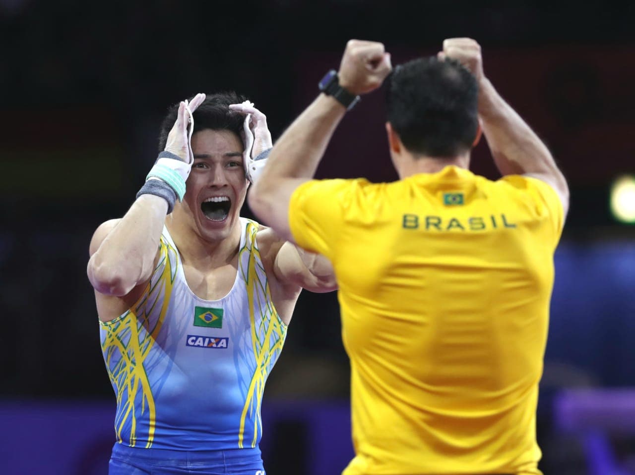 Arthur Nory comemora ouro na barra fixa no Mundial de Ginástica Artística com o técnico Cristiano Albino