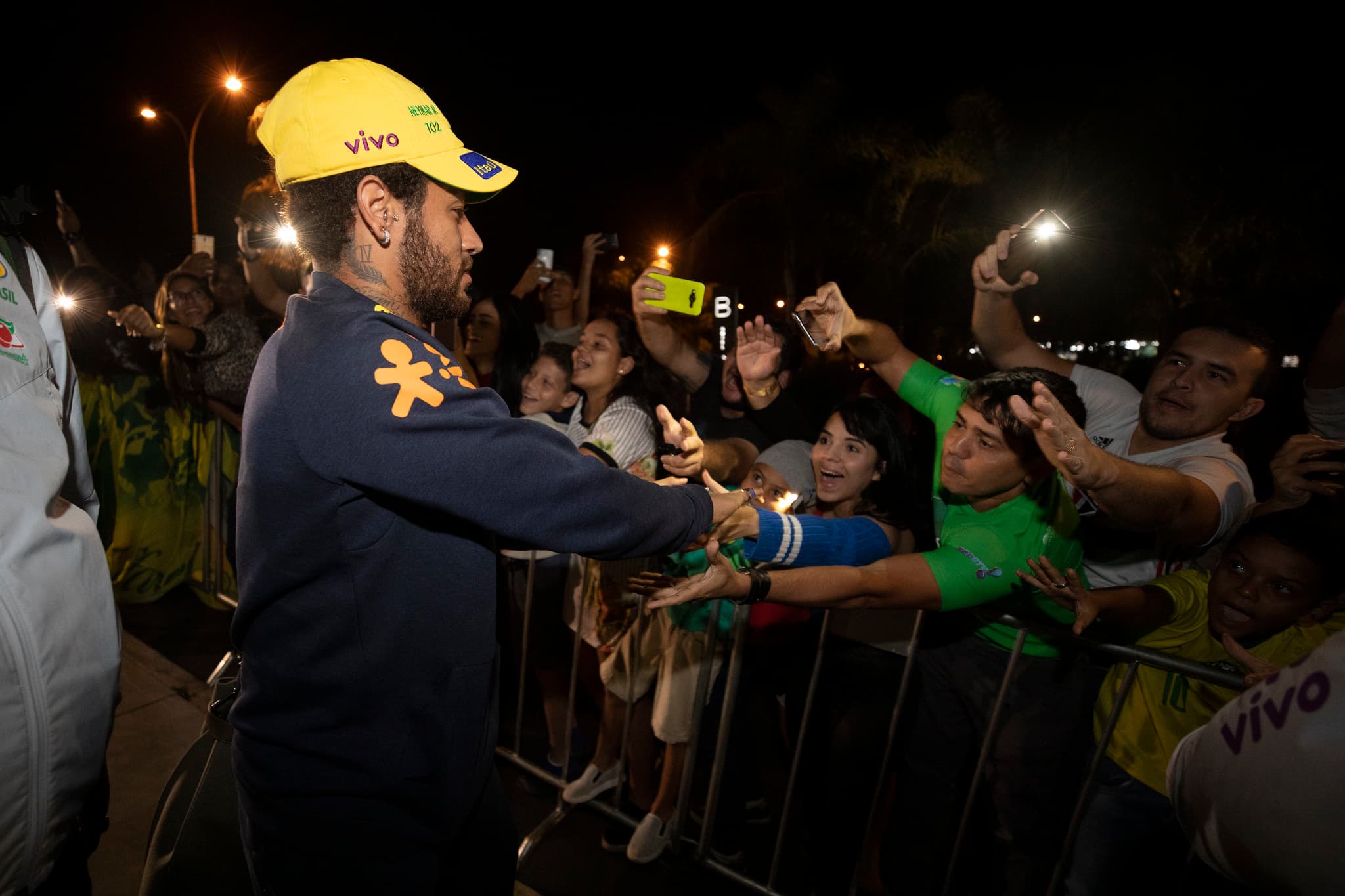 Neymar interage com torcedores na chegada da seleção a Brasília para amistoso contra o Catar – 04/06/2019