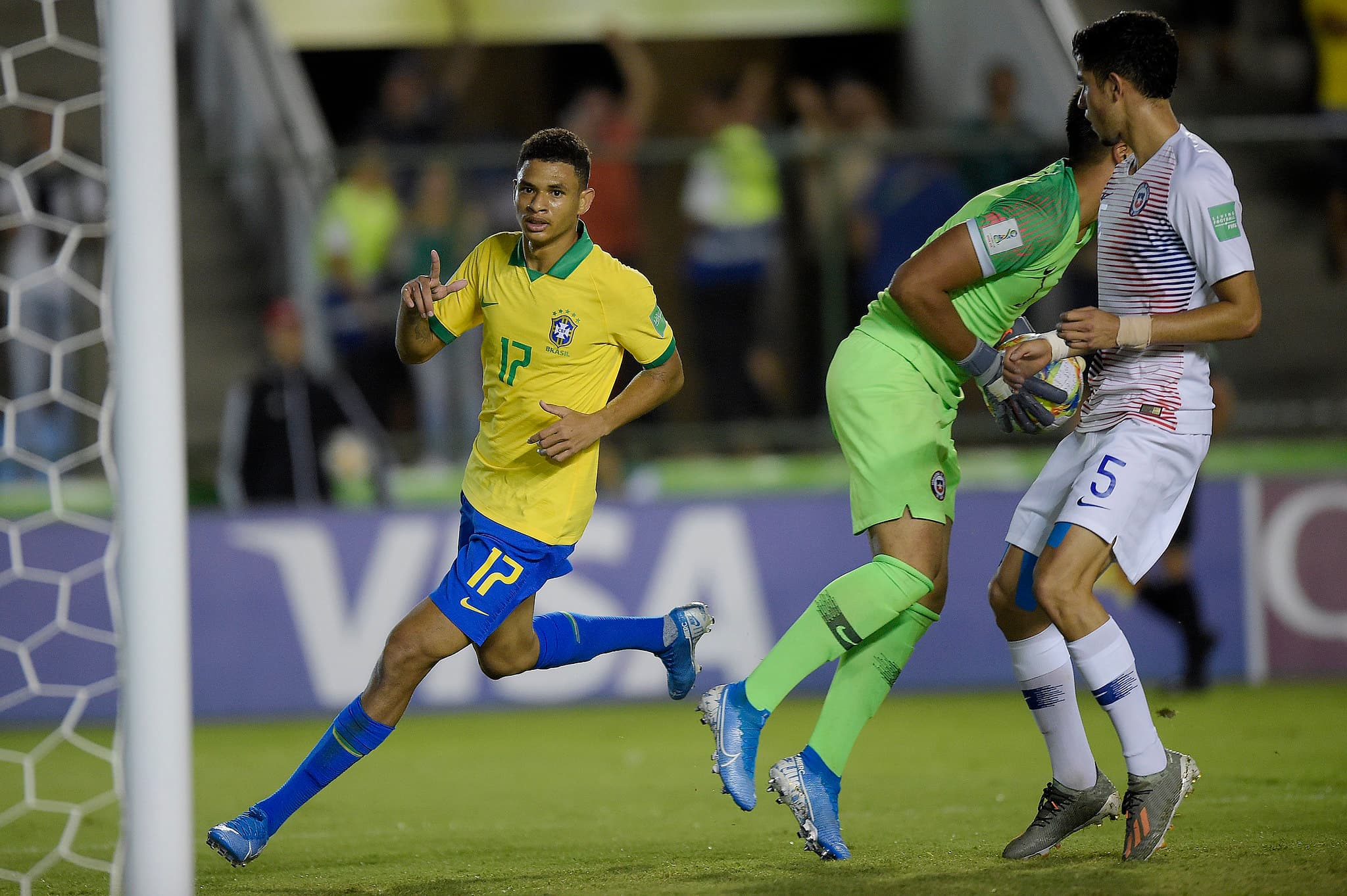 Diego Rosa comemora gol da classificação do Brasil contra o Chile nas oitavas de final do mundial sub-17