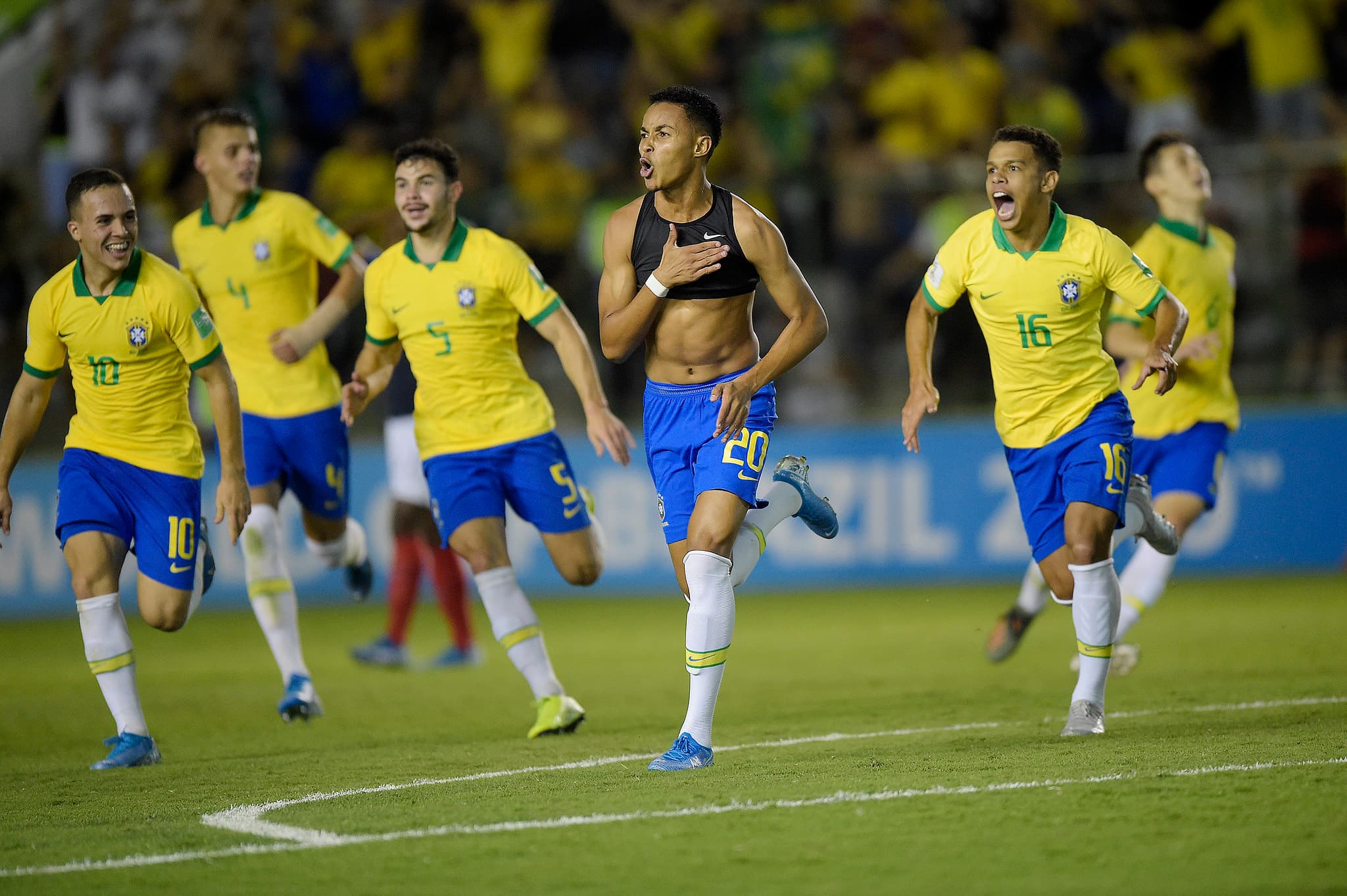 Lázaro comemora gol da virada brasileira sobre a França pela semifinal da Copa do Mundo sub-17