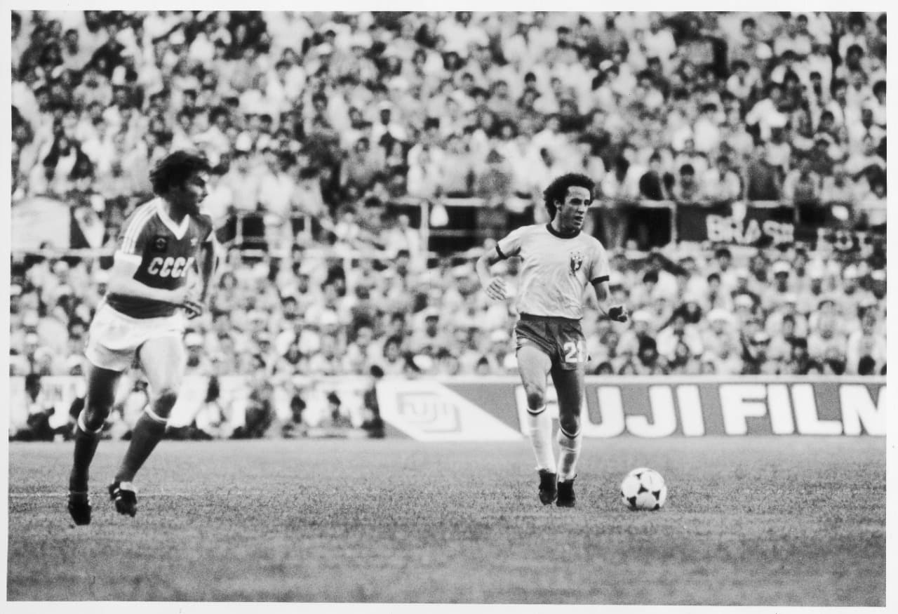 Dirceu com a camisa da seleção brasileira -