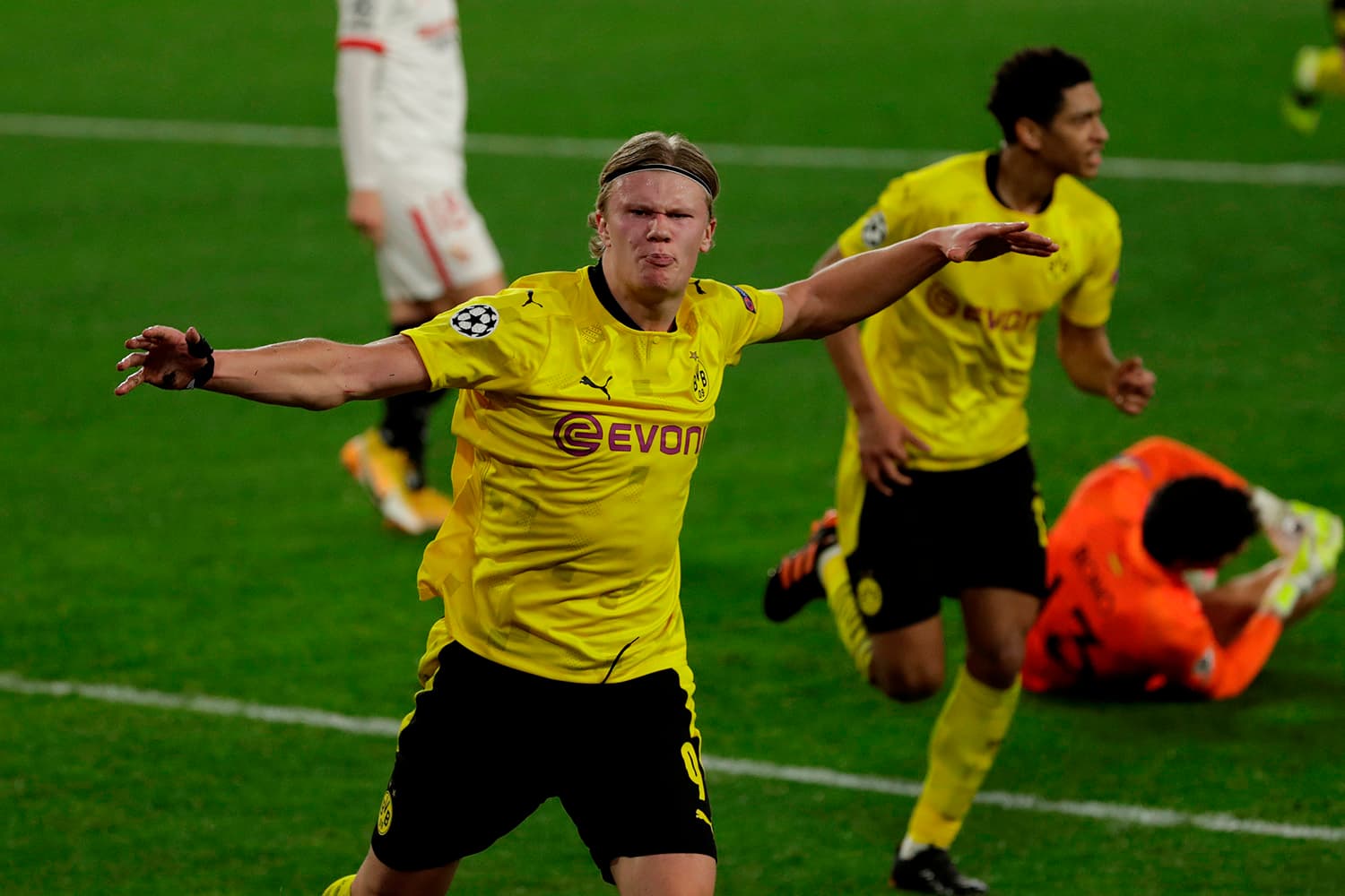 Haaland comemora um dos gols da vitória do Dortmund sobre o Sevilla -