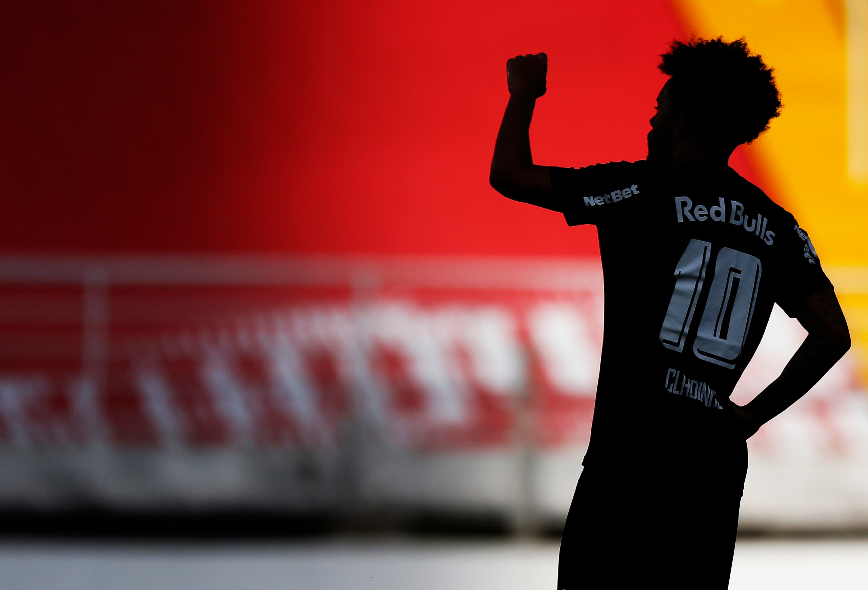 Claudinho em ação em partida contra o Athletico-PR; meia é um dos artilheiros do Brasileiro, com 16 gols