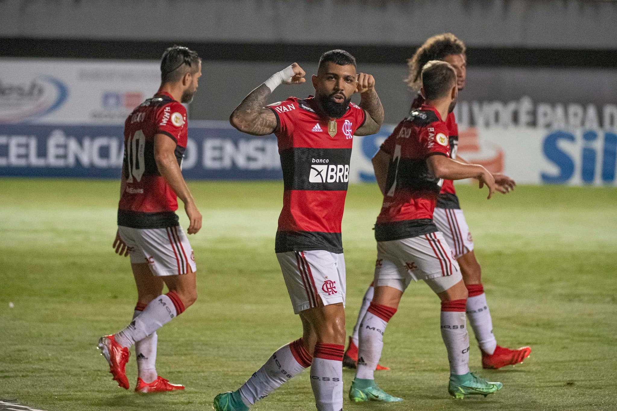 Gabigol fez três gols contra o Bahia pelo Brasileiro -