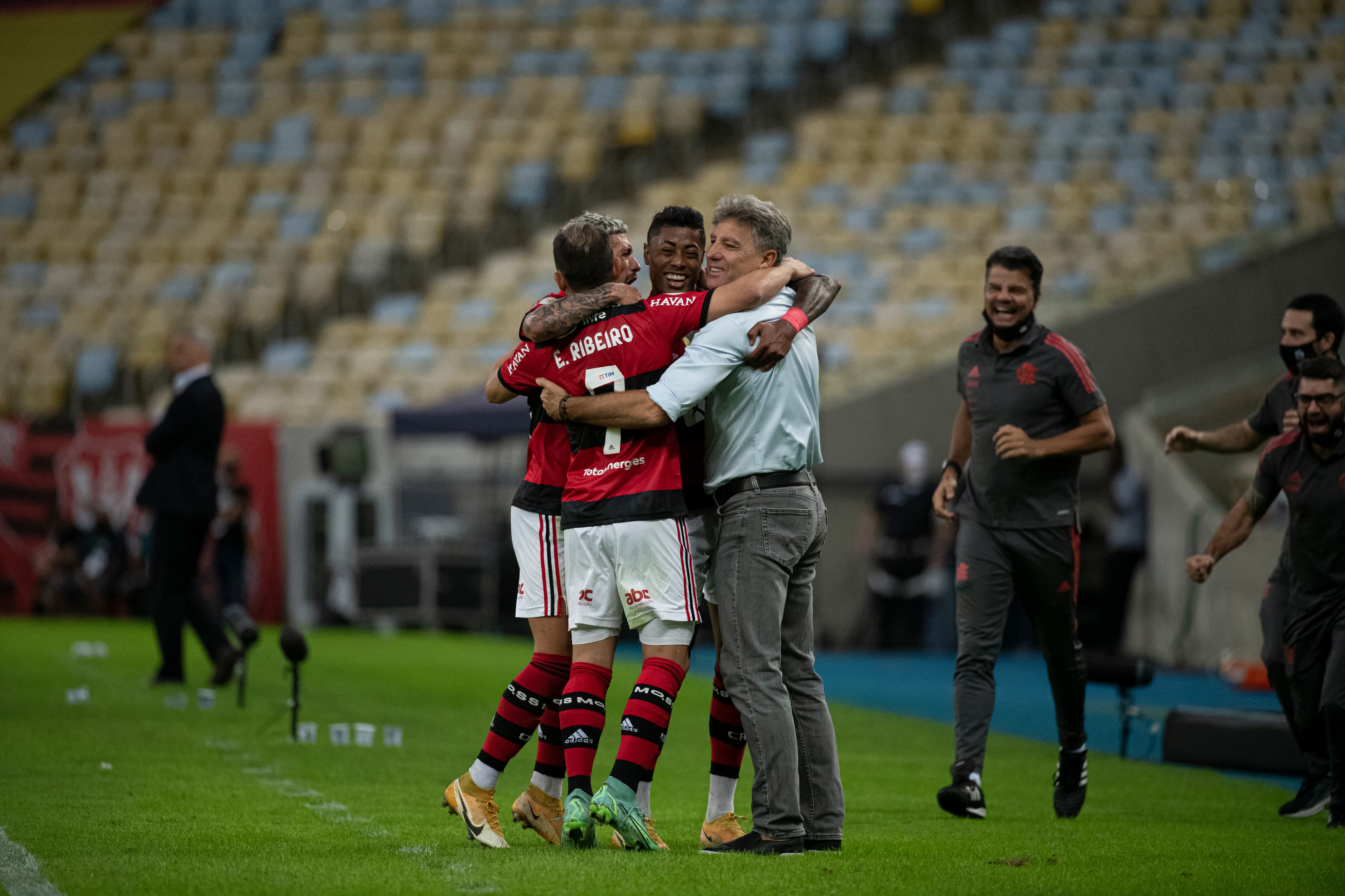 Jogadores do Flamengo comemoram gol contra o São Paulo