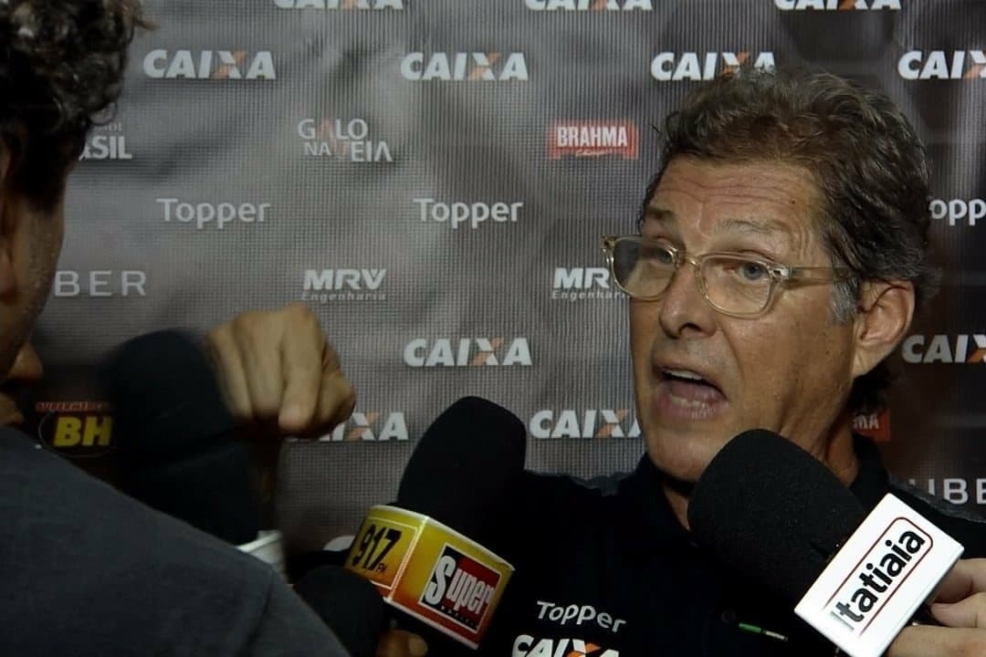 O treinador Oswaldo de Oliveira do Atlético-MG perde a cabeça com repórter após partida contra o Atlético-AC válida pela Copa do Brasil