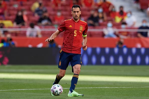 Sergio Busquets atuando pela Espanha
