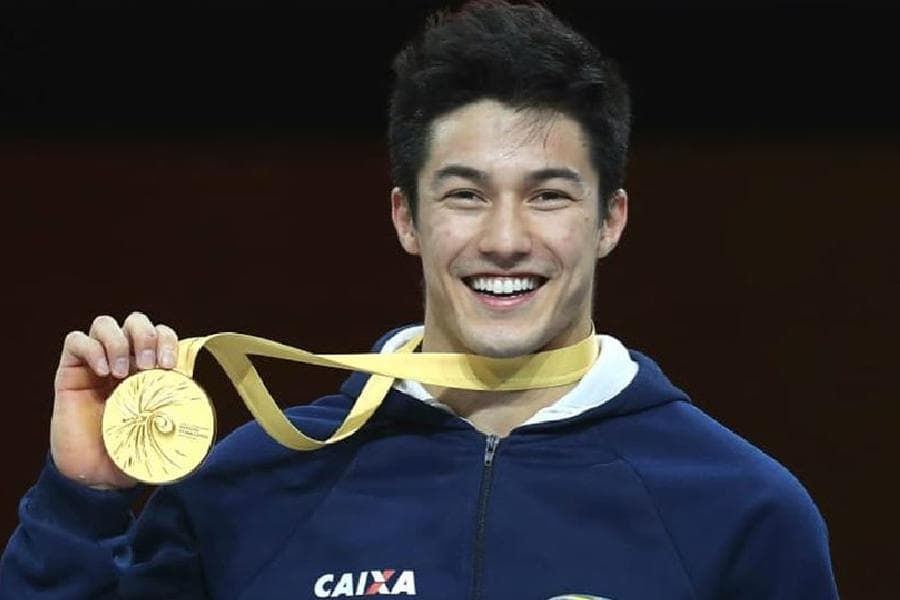 Arthur Nory conquista o ouro na barra fixa