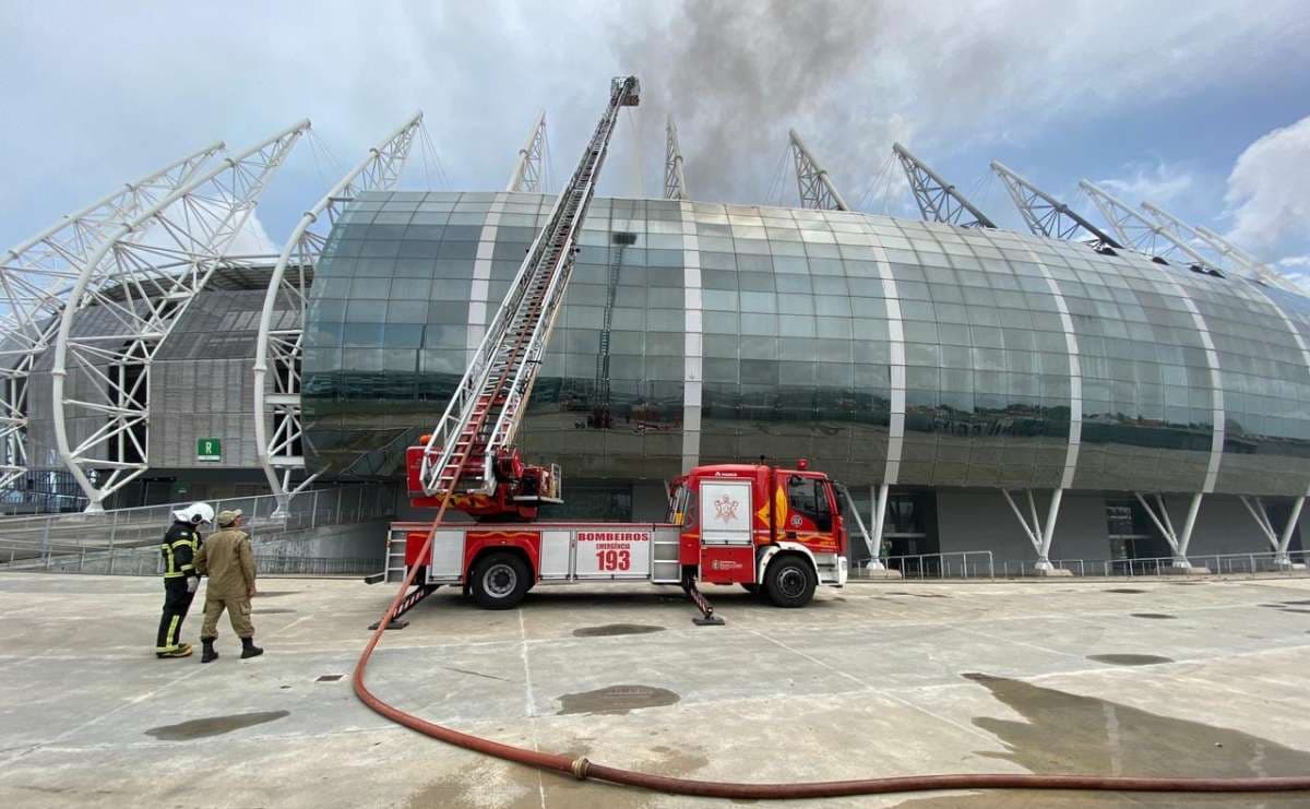 Bombeiros tentam controlar incêndio na Arena Castelão, em Fortaleza