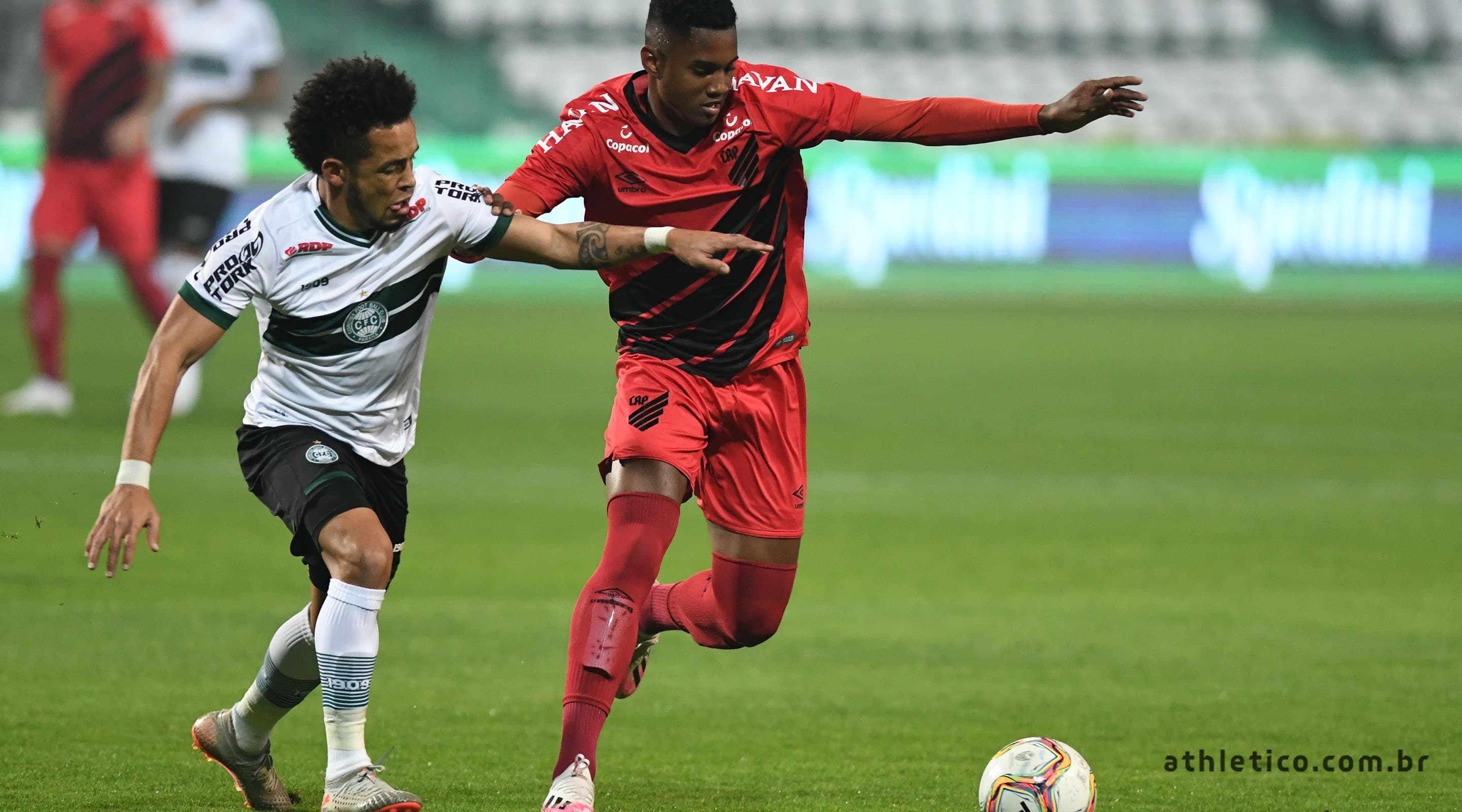 Rafinha, do Coritiba, e Abner Vinícius, do Athletico, disputam jogada na decisão do Campeonato Paranaense – 5/8/2020