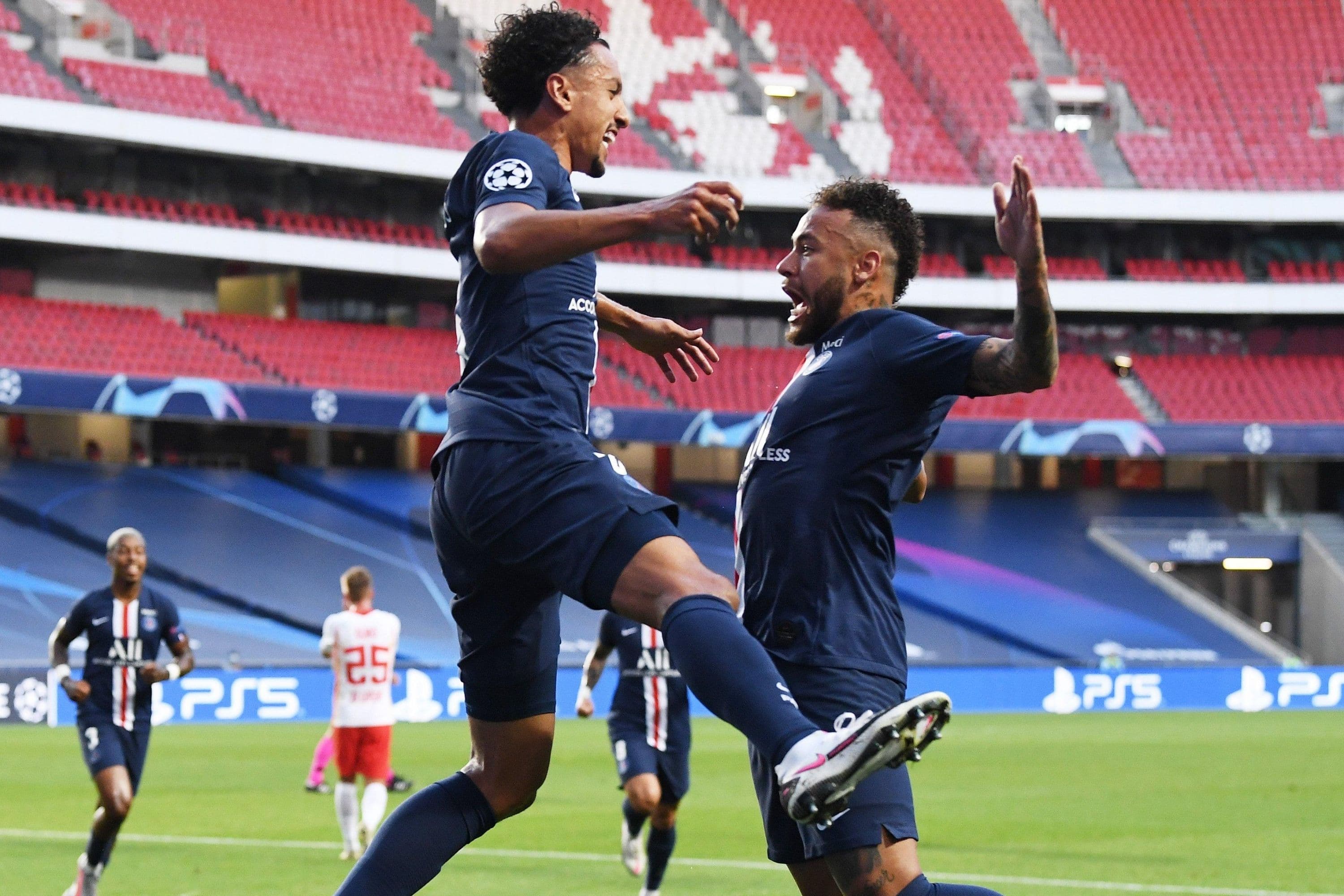 Marquinhos e Neymar comemoraram o primeiro gol do PSG contra o Leipzig pela semifinal da Liga dos Campeões, marcado pelo zagueiro/volante brasileiro – 18/8/2020