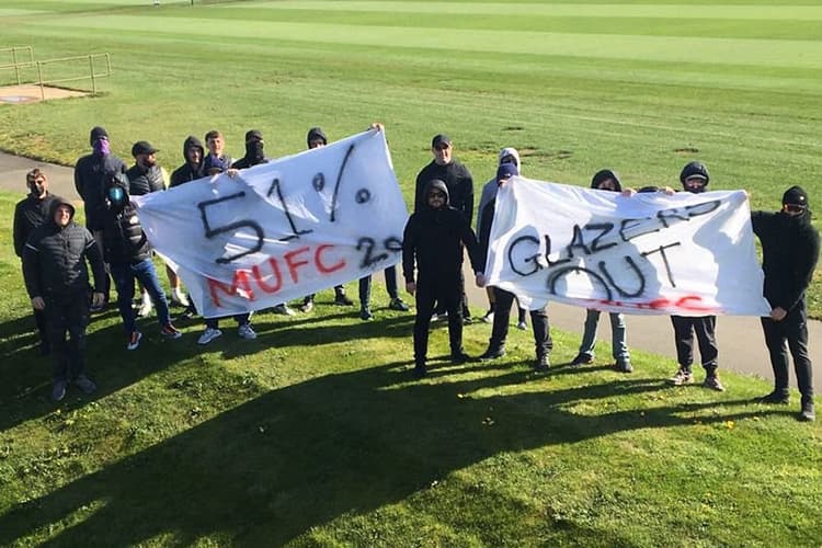 Torcedores do Manchester United protestam no CT do clube -