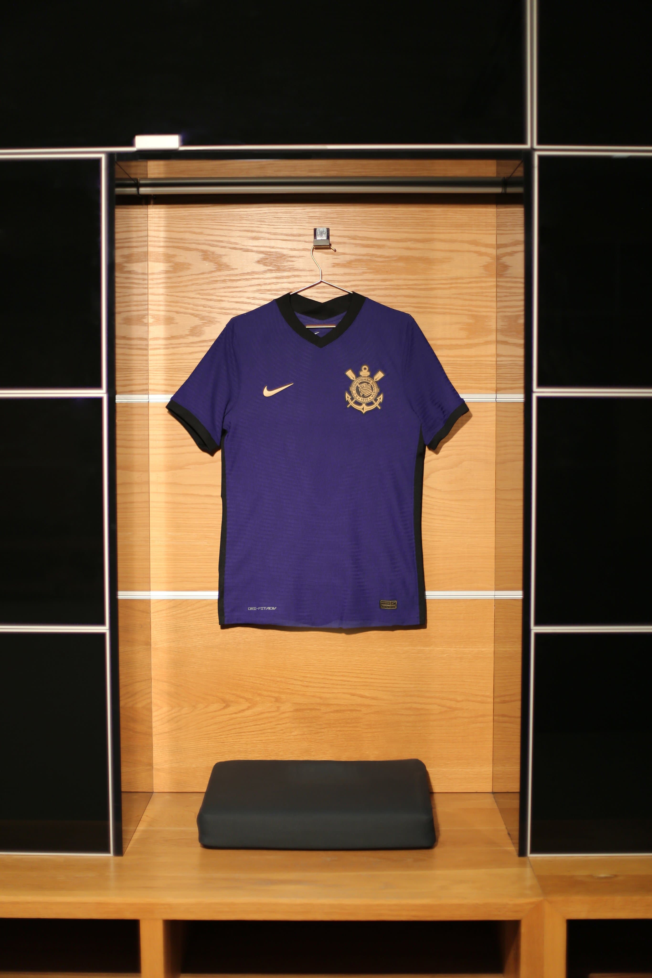 Novo terceiro uniforme do Corinthians é roxo