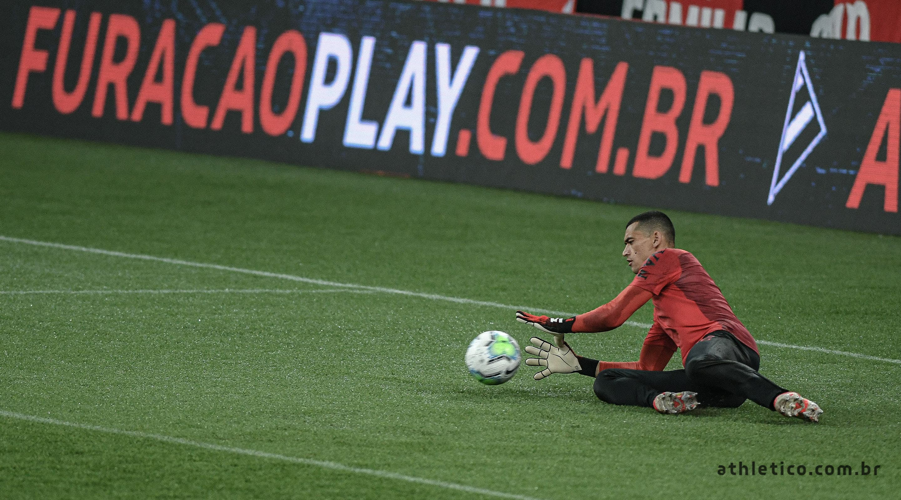 A propaganda do Furacão Play está na Arena da Baixada, mas a transmissão dos jogos do Athletico Paranaense foi impedida por uma ação da Globo na Justiça