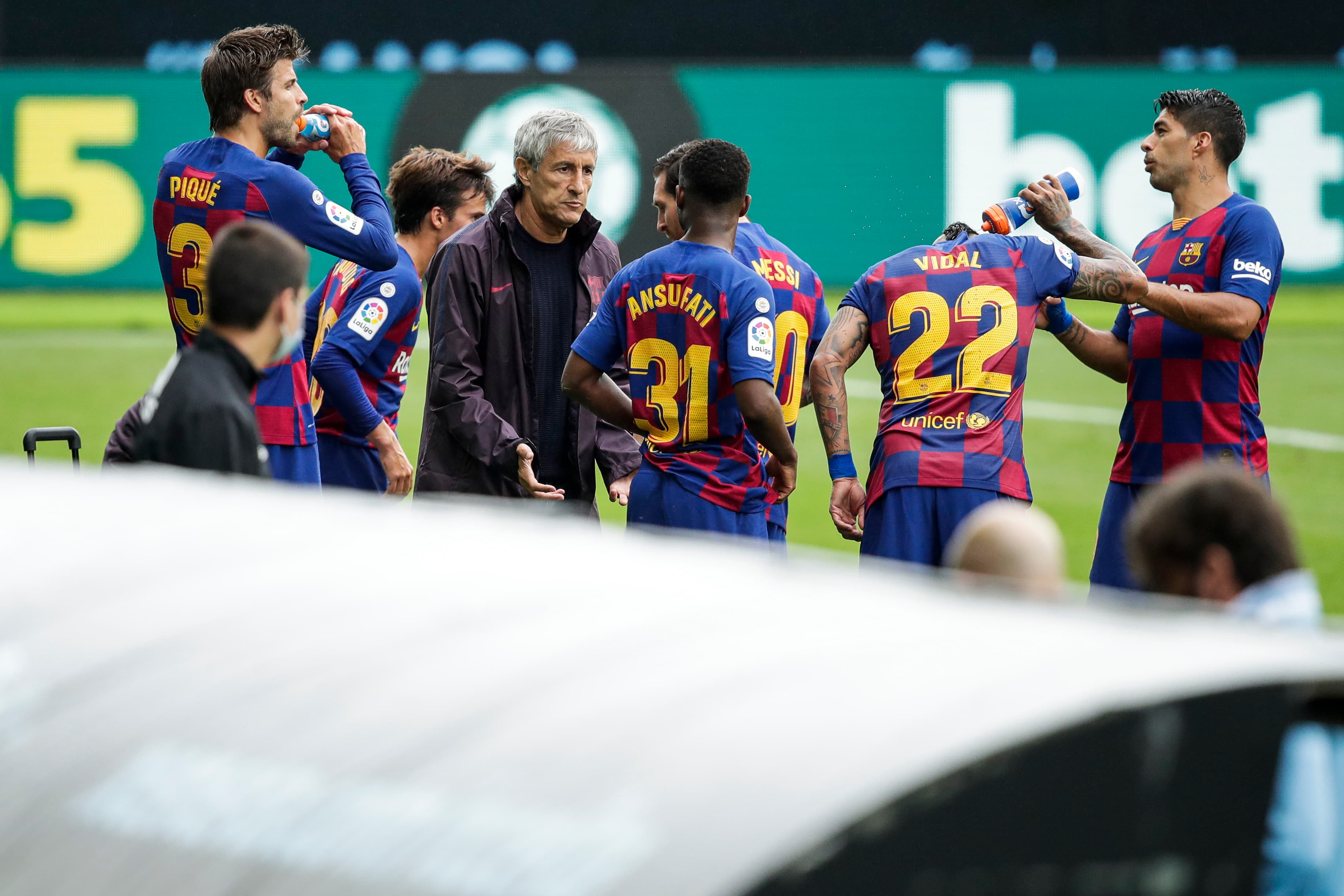 Quique Setién passa instruções aos atletas do Barcelona