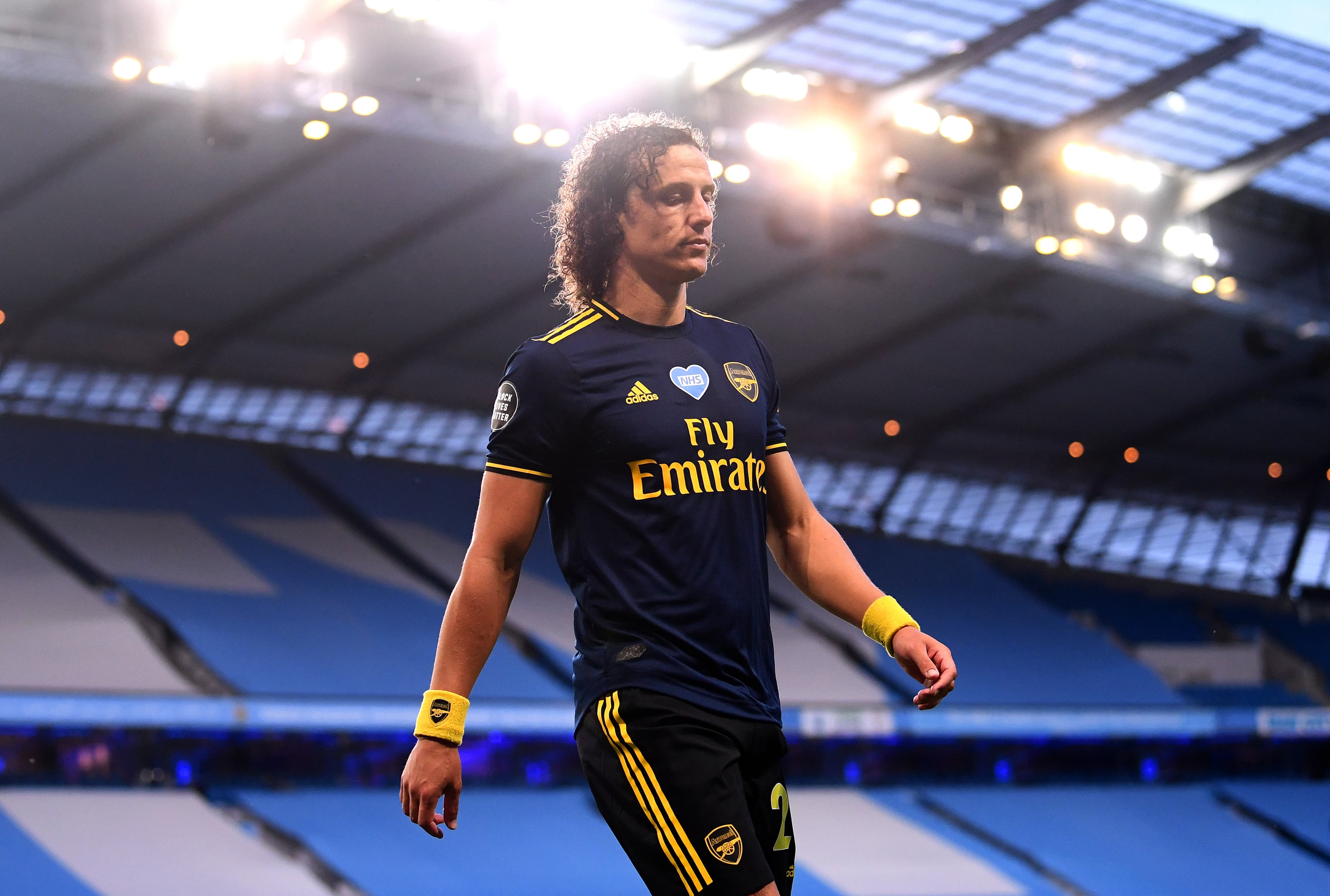 O brasileiro David Luiz, do Arsenal, deixa o campo após ser expulso contra o Manchester City