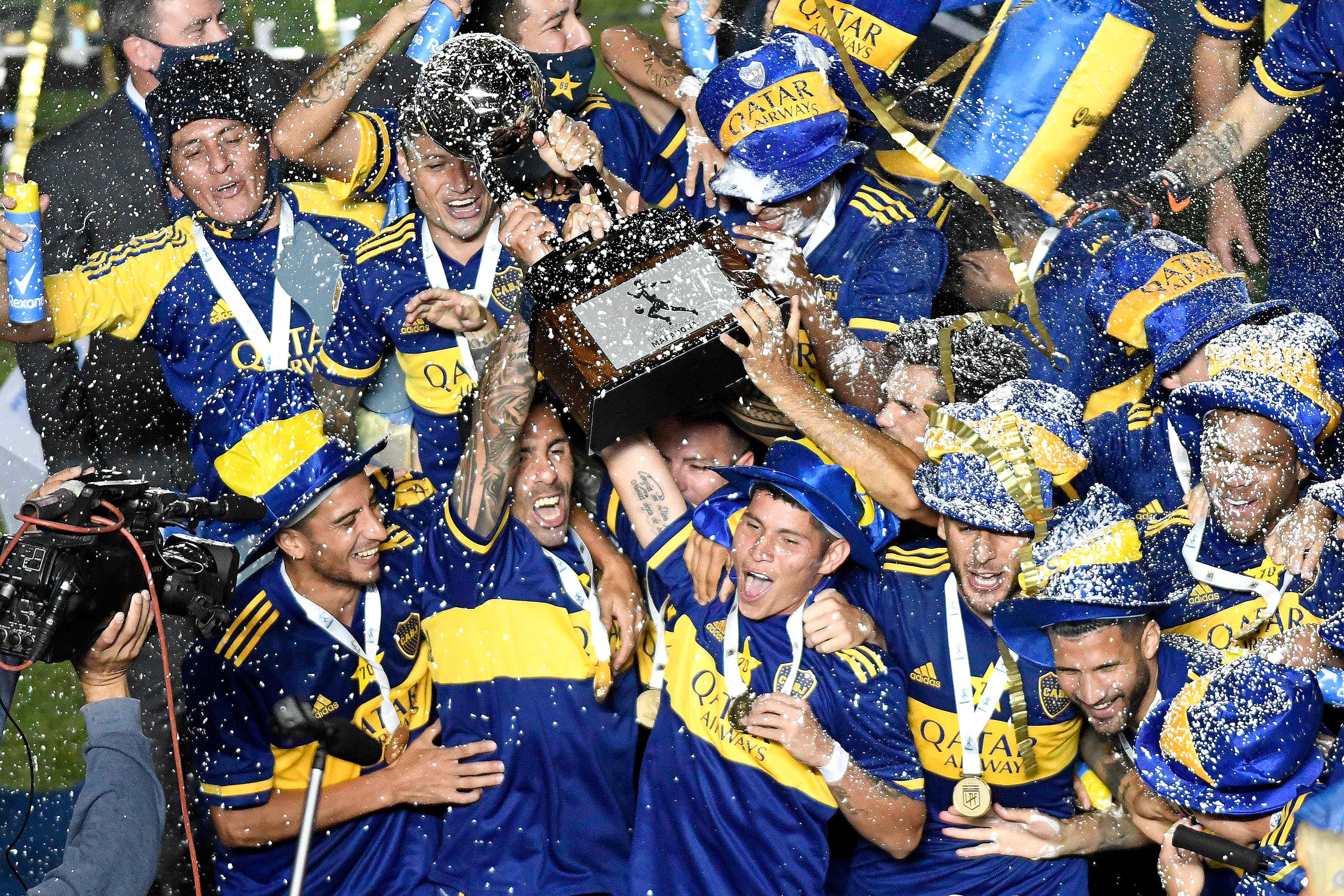 Atletas do Boca Juniors erguem a Copa Diego Armando Maradona