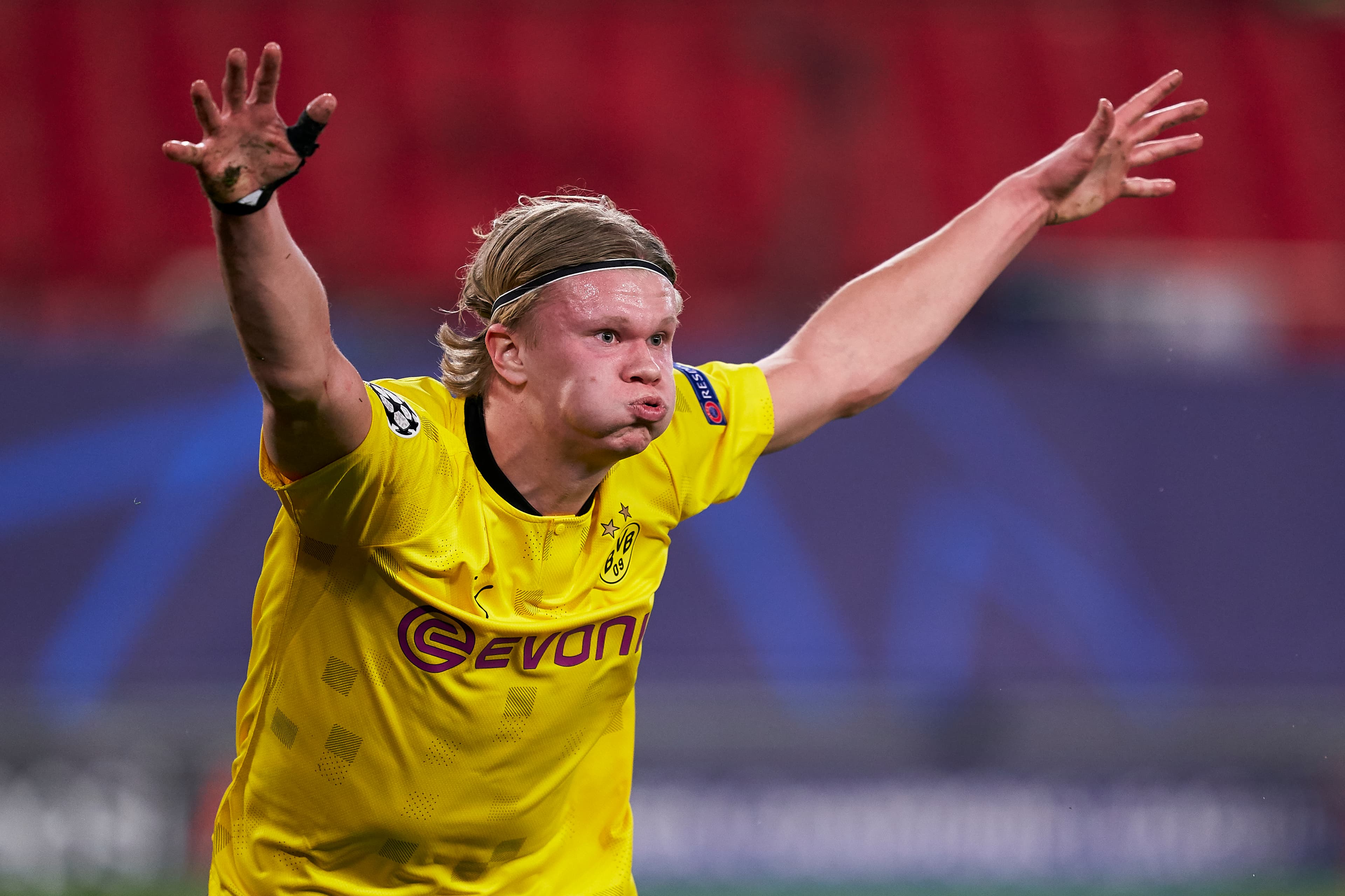 Erling Haaland comemora gol do Borussia Dortmund diante do Sevilla