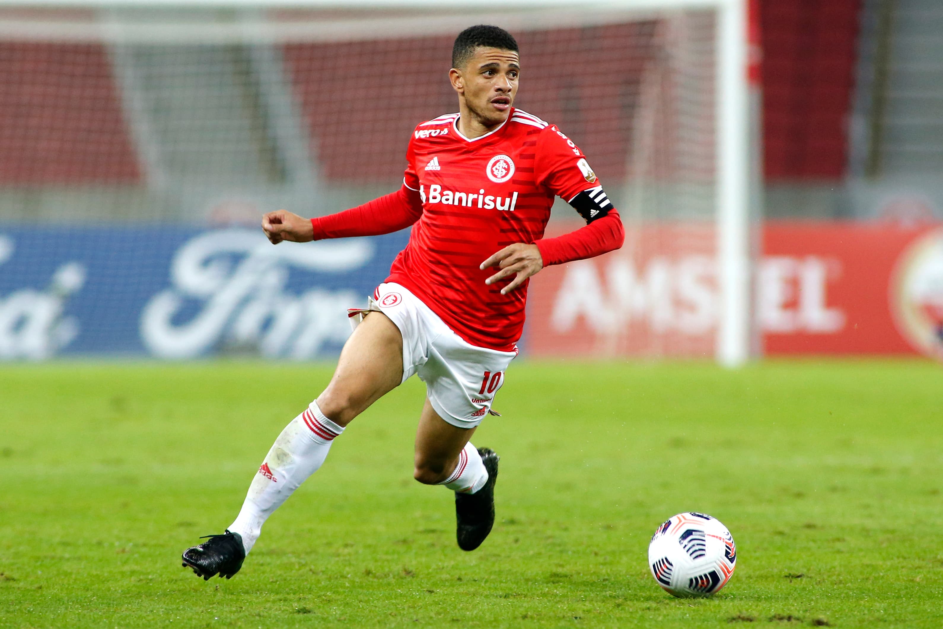 O capitão do Internacional Taison em partida pela Copa Libertadores -
