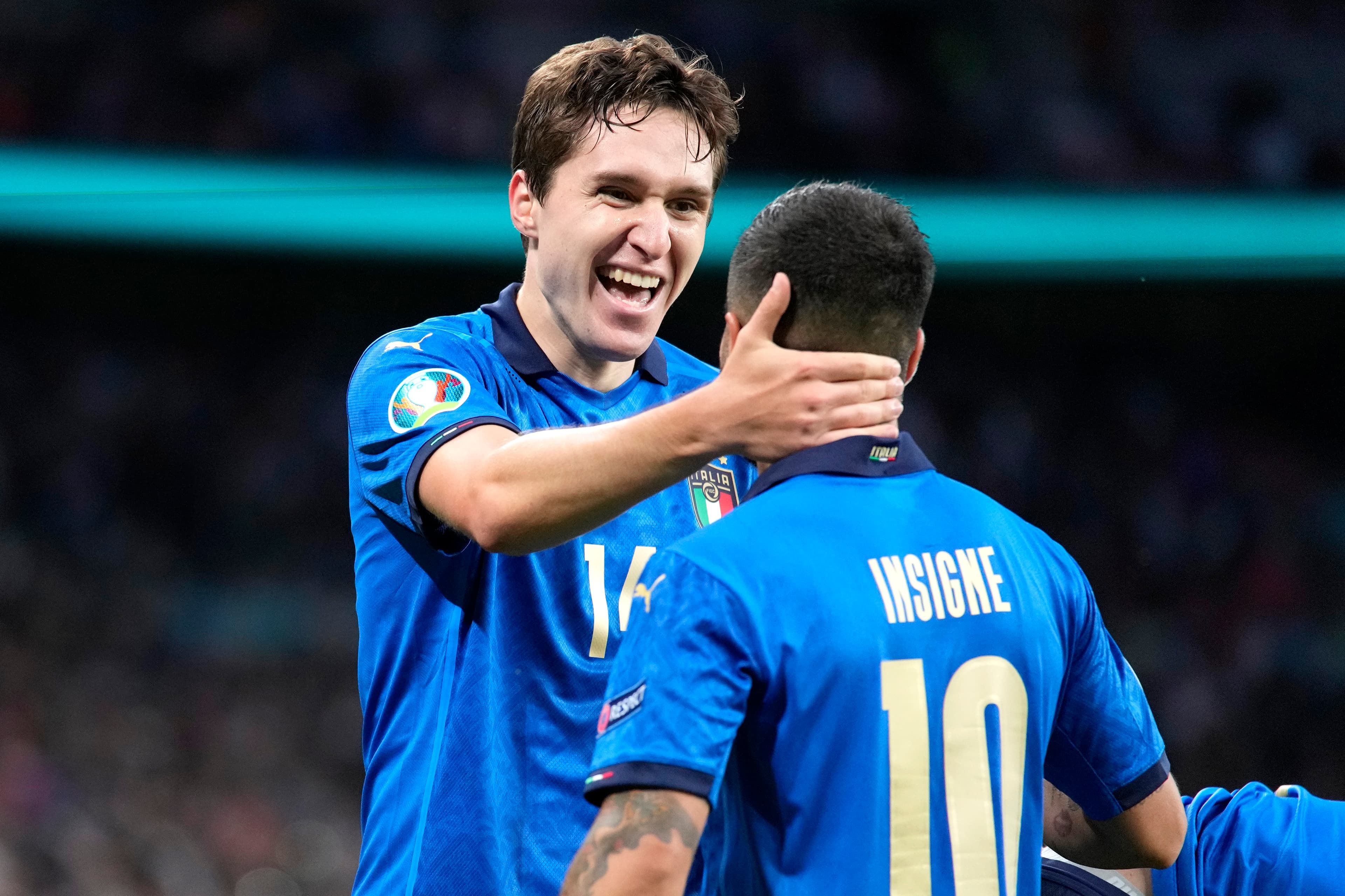 Federico Chiesa celebra seu gol contra a Espanha com Lorenzo Insigne